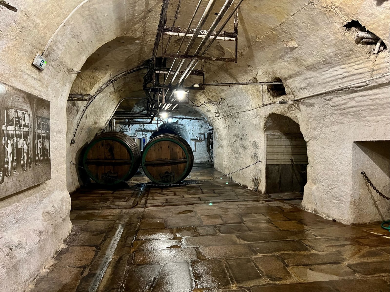 Dřevo, kámen a čas. Pivo zrající ve sklepích chutná jinak a tady je proč.