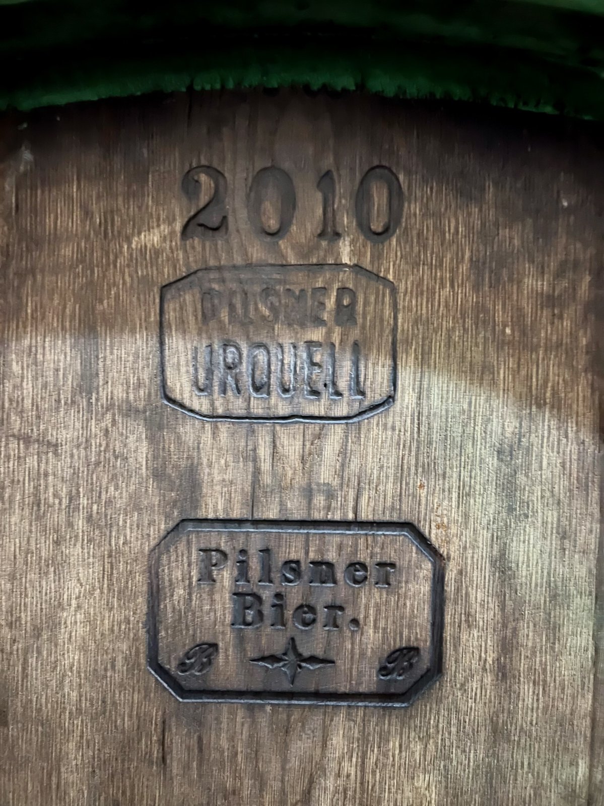 Sud s jasným původem. <strong>Pilsner Urquell</strong> zrající ve sklepích Prazdroje – tady čas pracuje pro pivo.