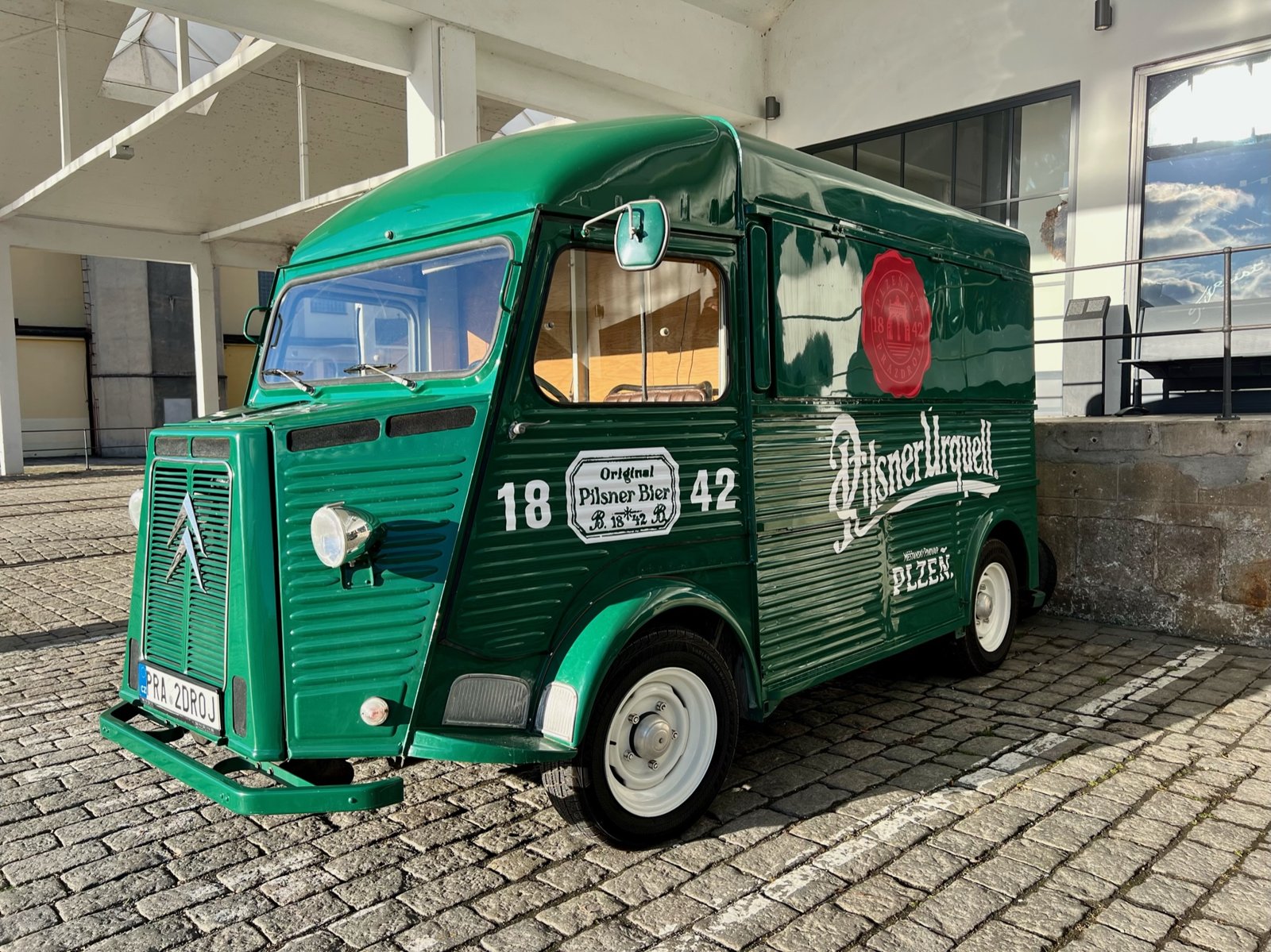 Stylová připomínka doby, kdy se <strong>Pilsner Urquell</strong> rozvážel pomaleji, ale se stejnou péčí.