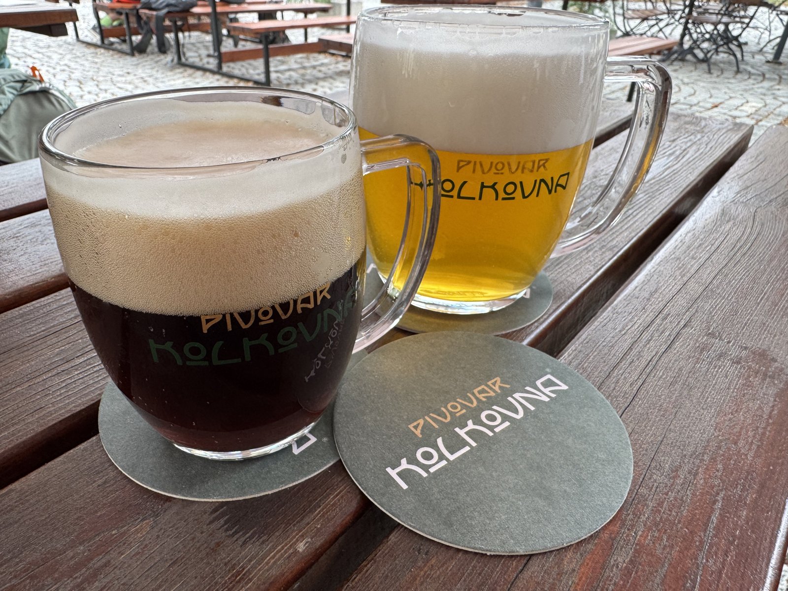 Světlé a tmavé pivo z pivovaru Kolkovna na venkovním stole