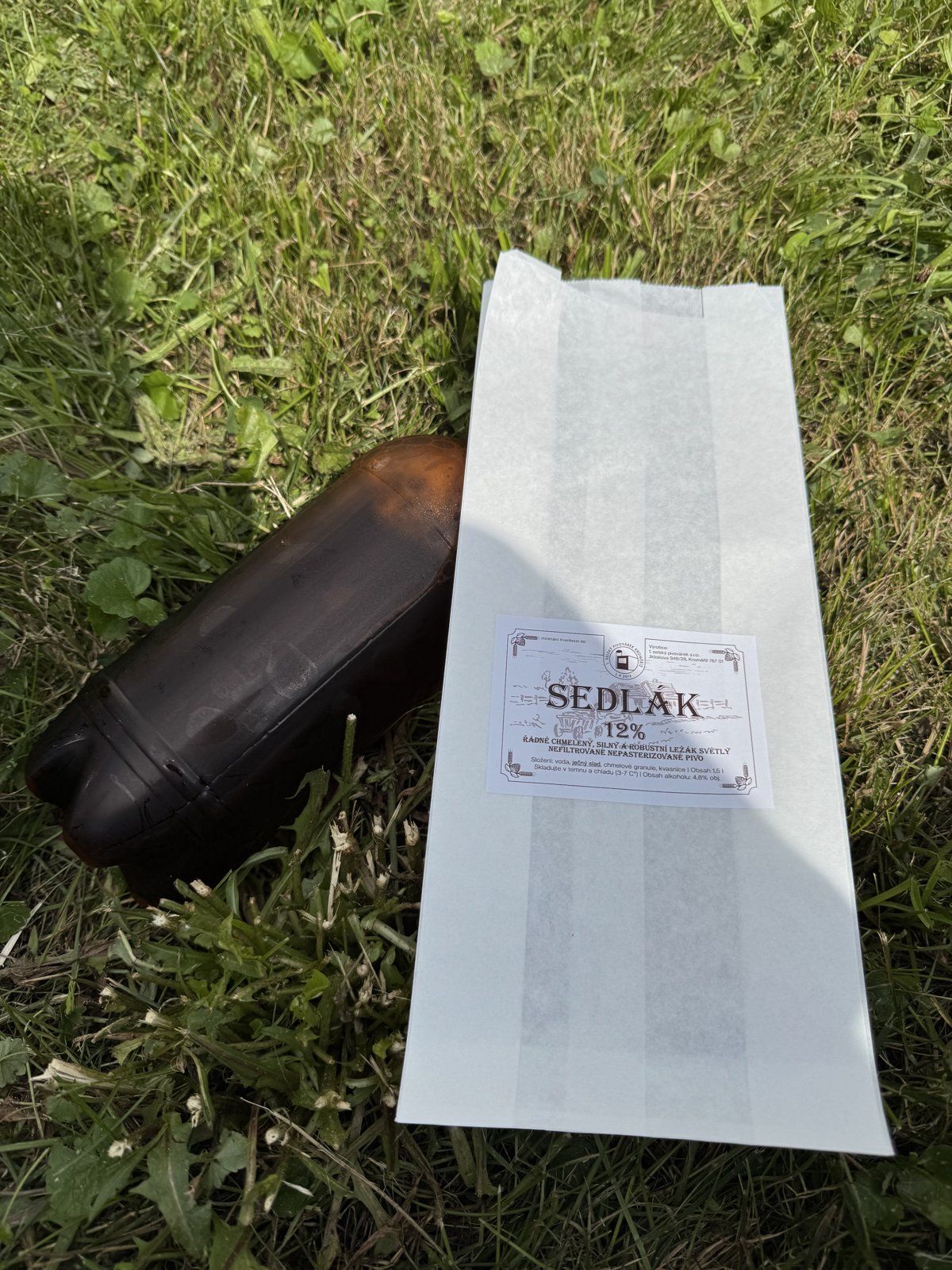 Lahev schovaná v papíru mě fakt pobavila - jednoduché a vlastně dost sympatické. Na chuť to samozřejmě nemá vliv.