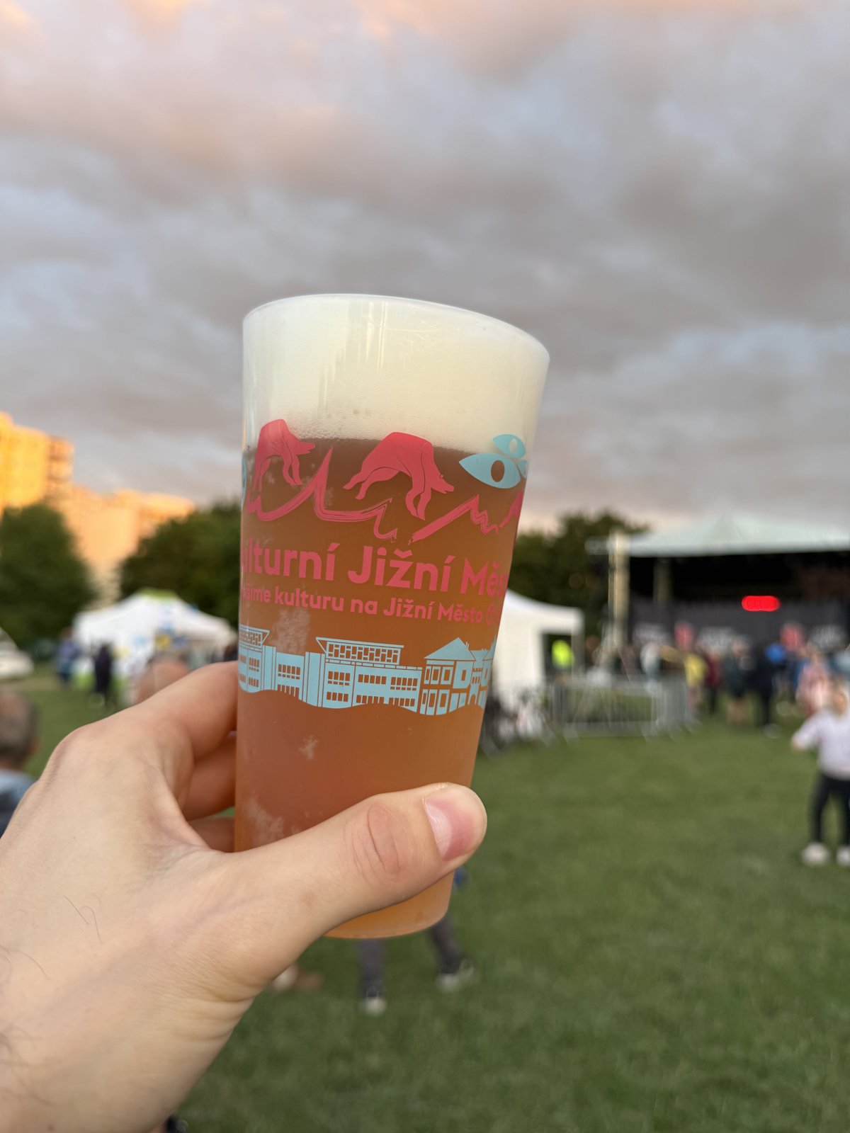 Pivo v ruce, pódium zatím v klidu. Ticho před bouří jménem Pražský výběr a před další frontou u pípy.