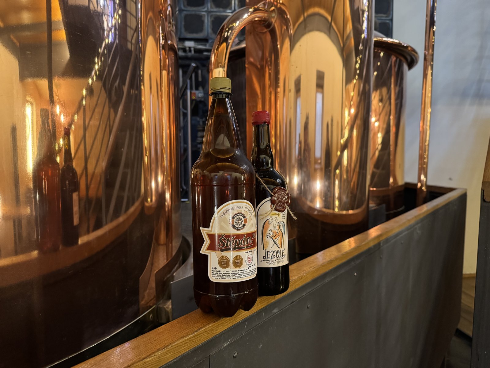 Lahvové speciály na pozadí měděných varen. Design i atmosféra fungují na jedničku.