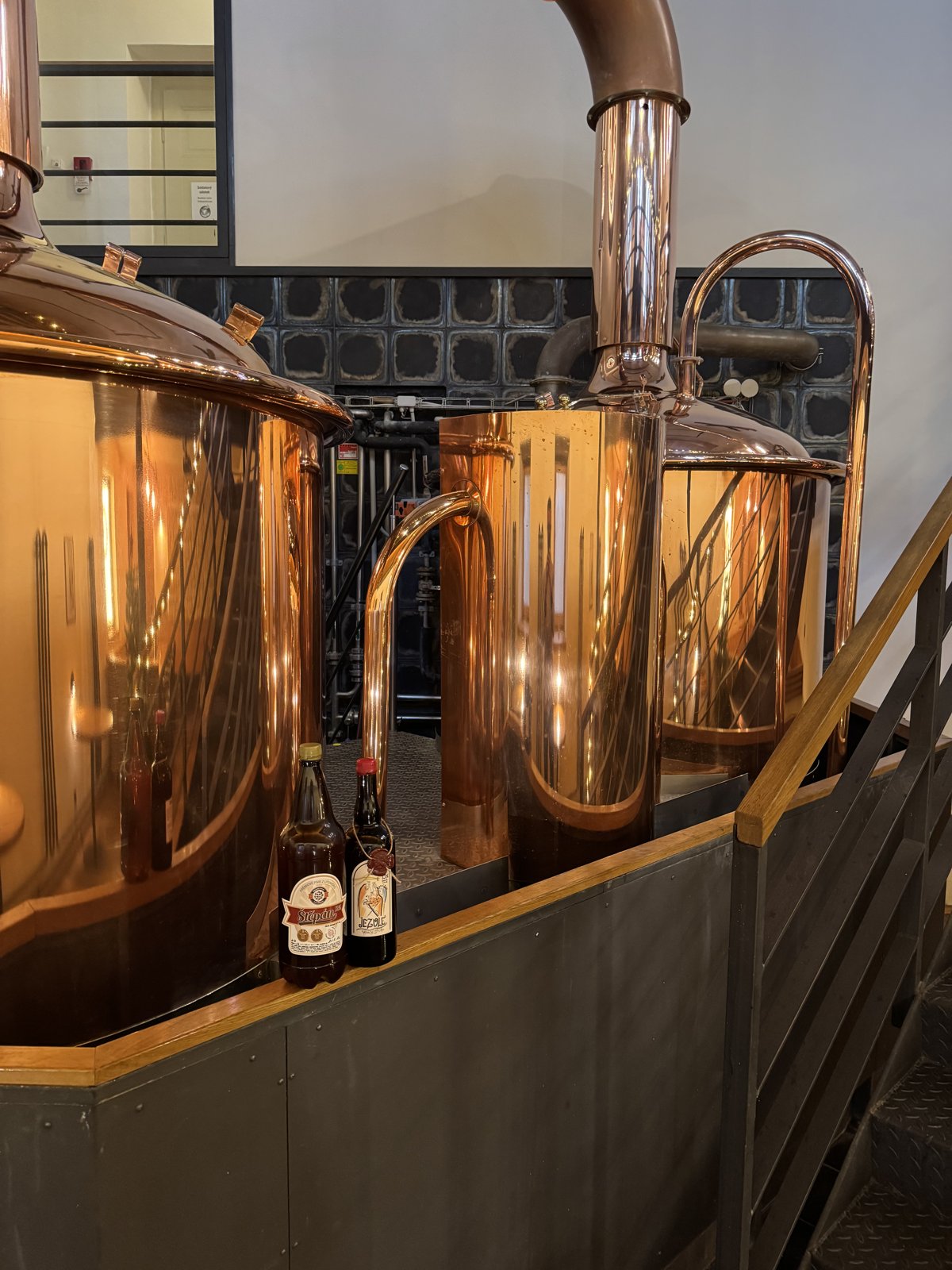 Měď, světlo a pivo. Kombinace, která prostě funguje.