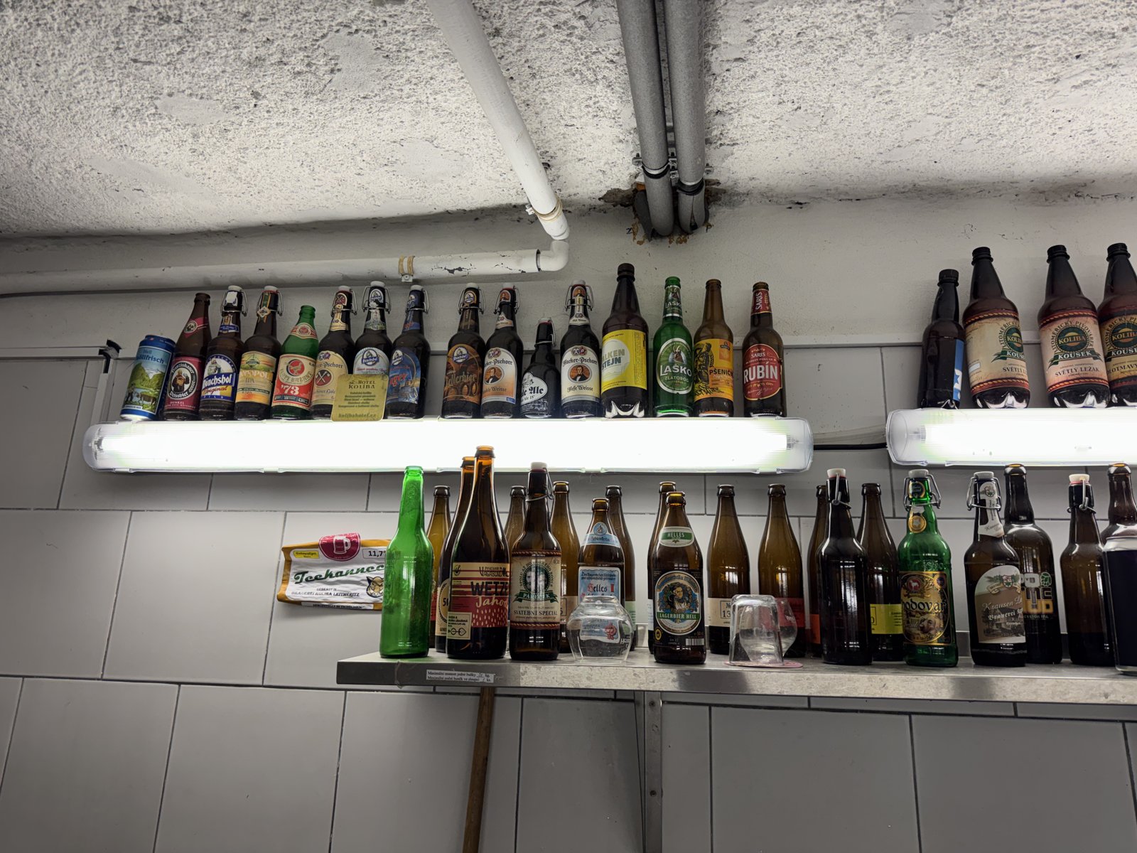 Výzdoba na zdi v ležáckém sklepě