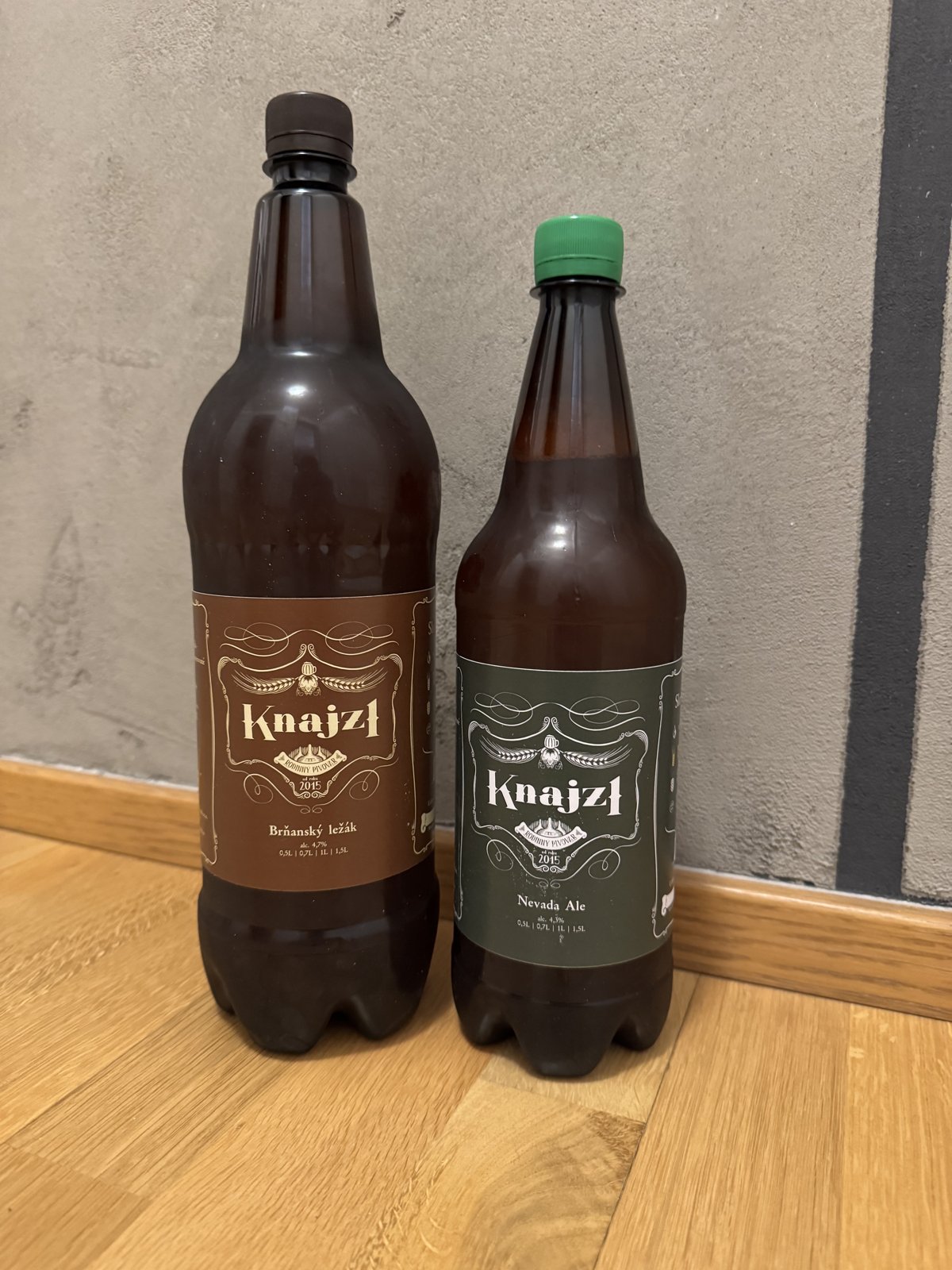 Lahvové pivo z pivovaru Knajzl. Brňanský ležák a Nevada Ale z místa, kde se pivo dělá poctivě a bez spěchu.