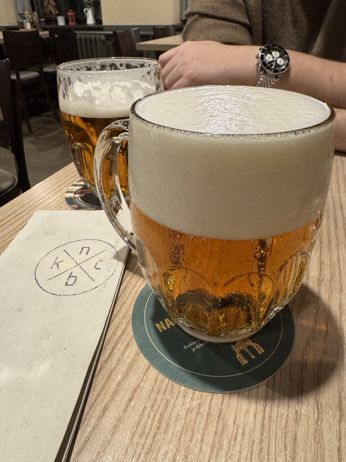 <strong>Na Kačabce</strong>, když pivo chutná samo. Dobře načepovaná Plzeň, klidné posezení a atmosféra, která dělá víc než půlku zážitku.
