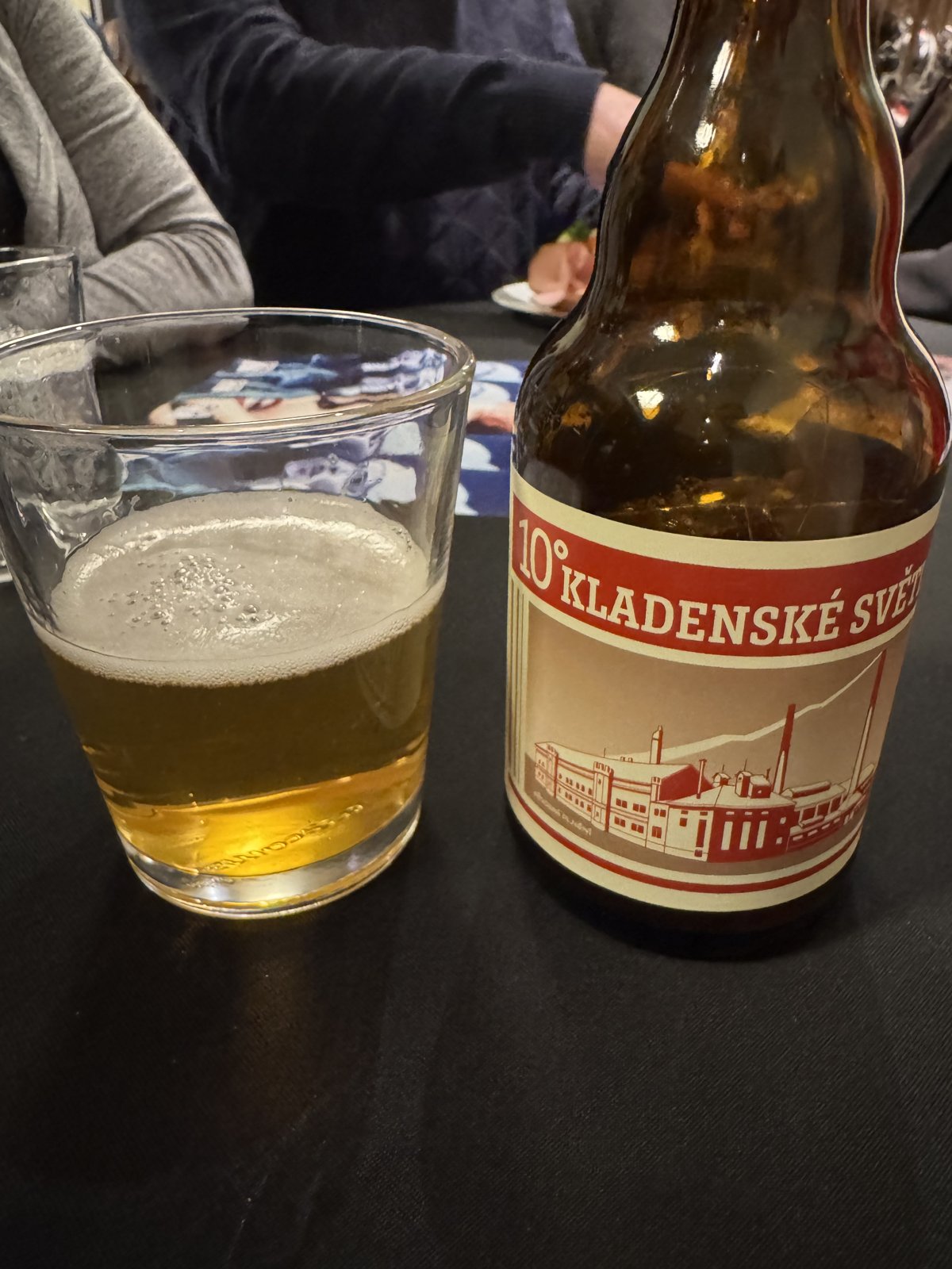 Kladenská desítka na stolku v divadle. Přestávka mezi představením, ideální prostor pro malé pivní překvapení.