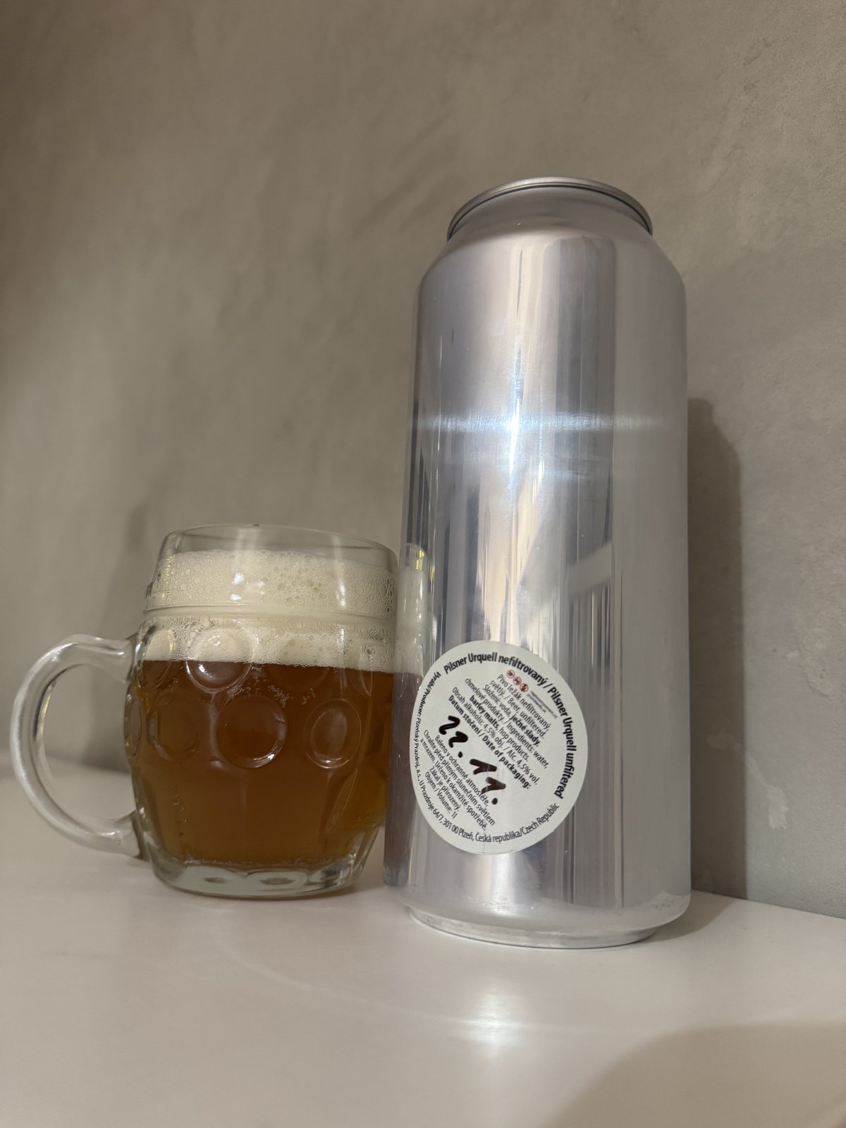 Stříbrná plechovka bez řečí, nefiltrovaná Plzeň ve skle s uchem. Důkaz, že někdy design opravdu není potřeba.