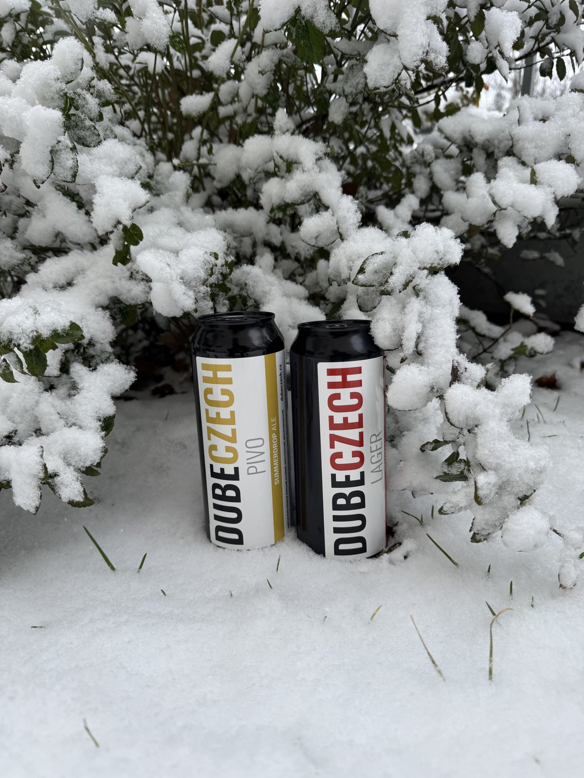 Ležák a Summerdrop ALE v přirozeném prostředí, venku, v chladu a bez lednice. Ideální stav před cestovní degustací.