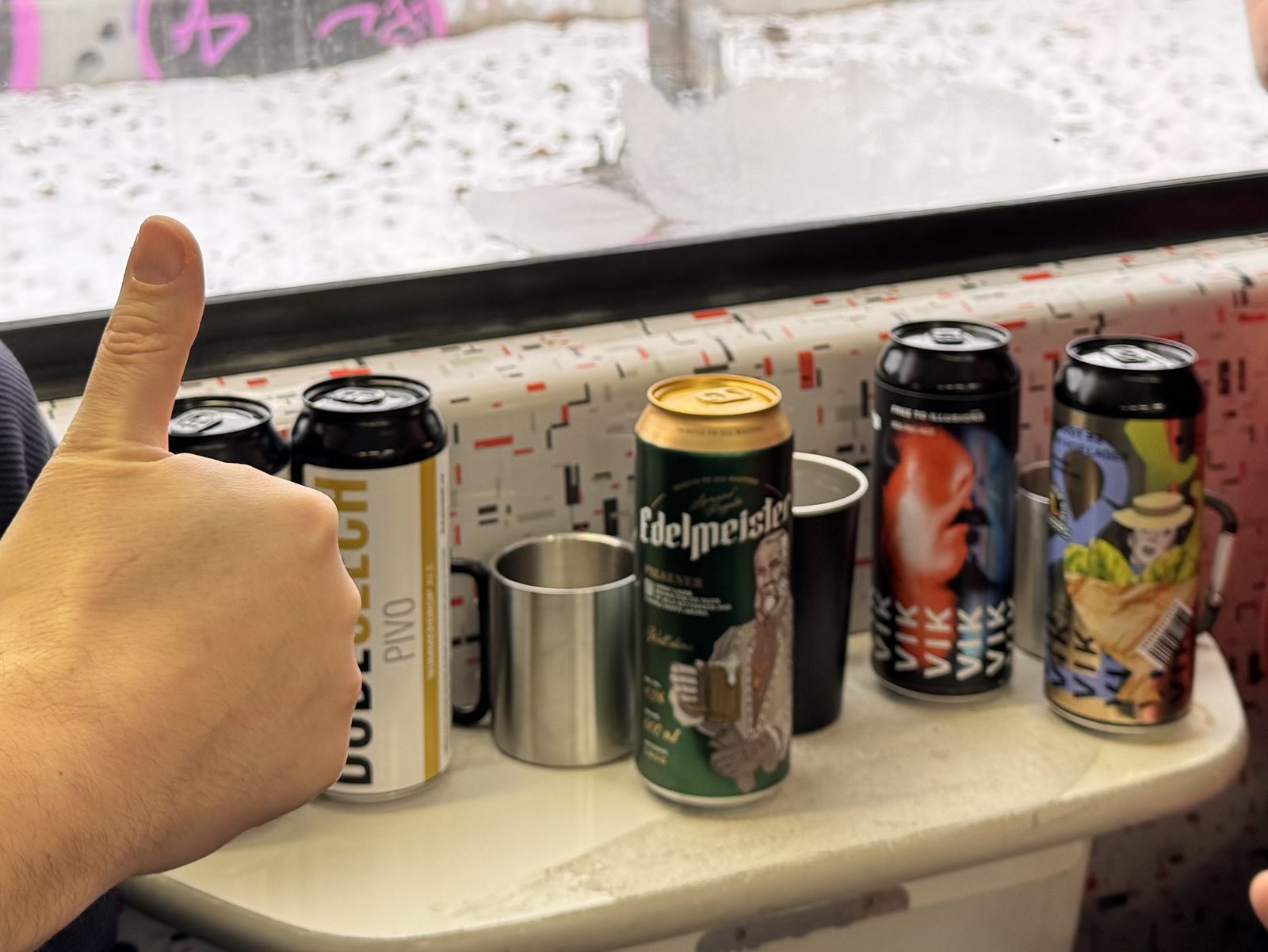 Degustační sada piv ve vlaku připravená k ochutnávání