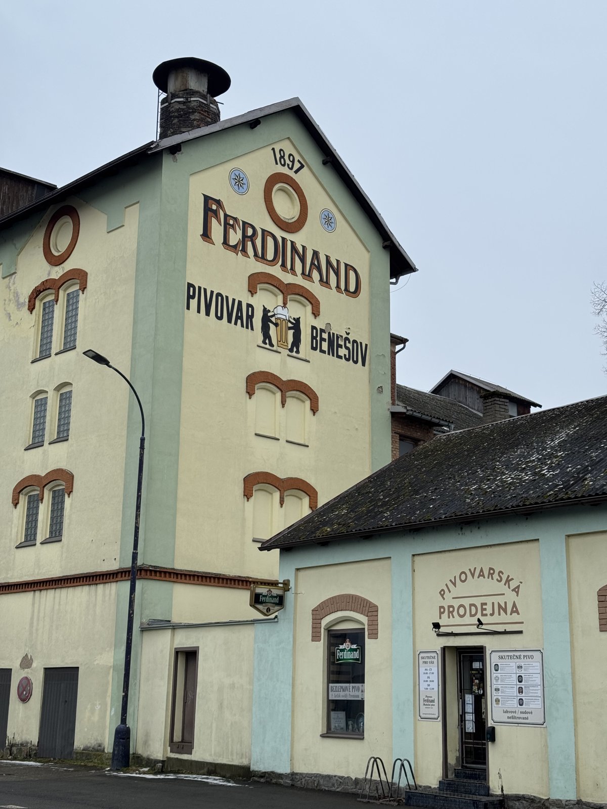 Historická budova Pivovaru Ferdinand Benešov s nápisem 1897