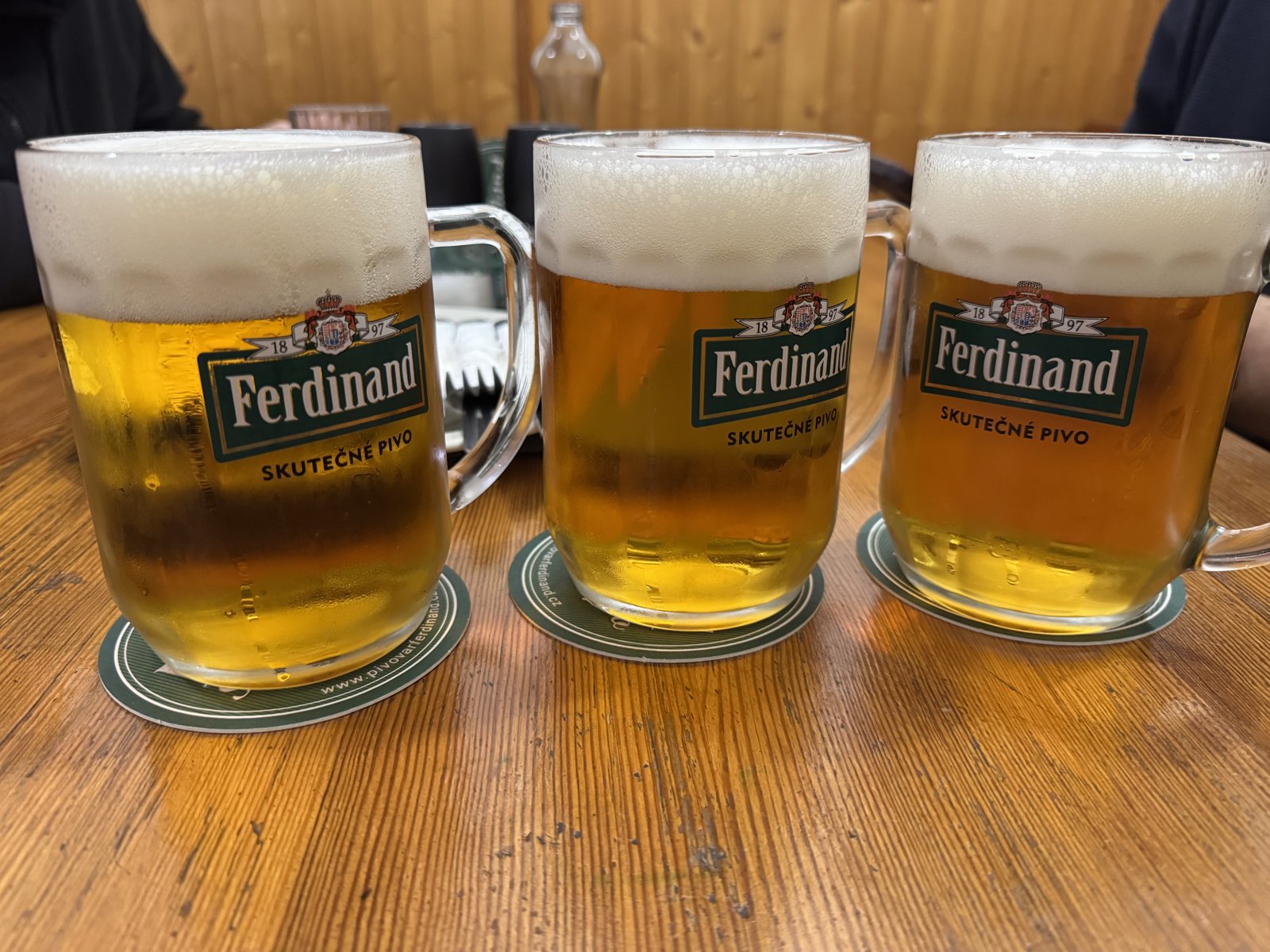Tři půllitry piva Ferdinand na stole v pivovarské hospodě