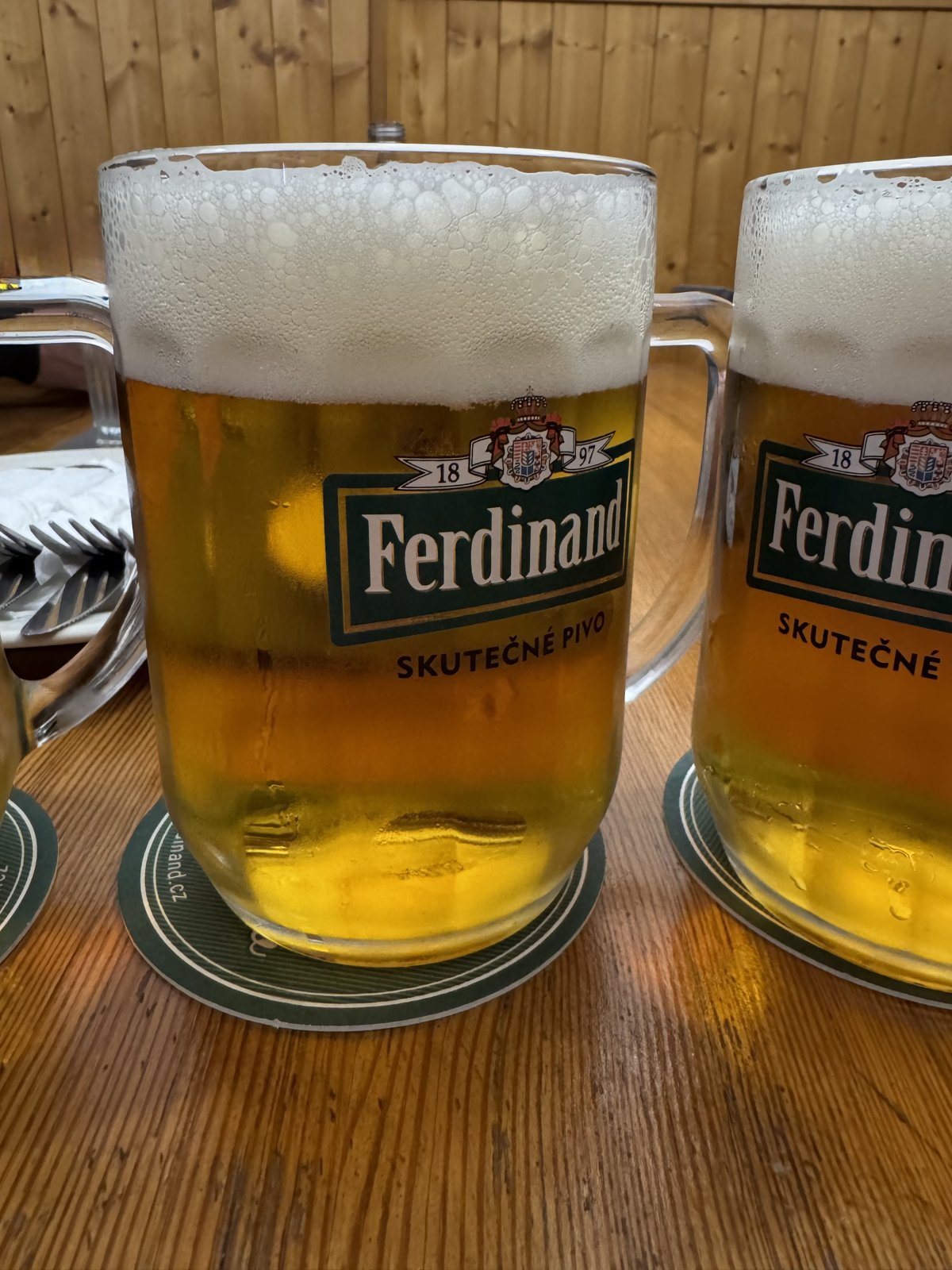 Detail půllitru piva Ferdinand s hustou pěnou