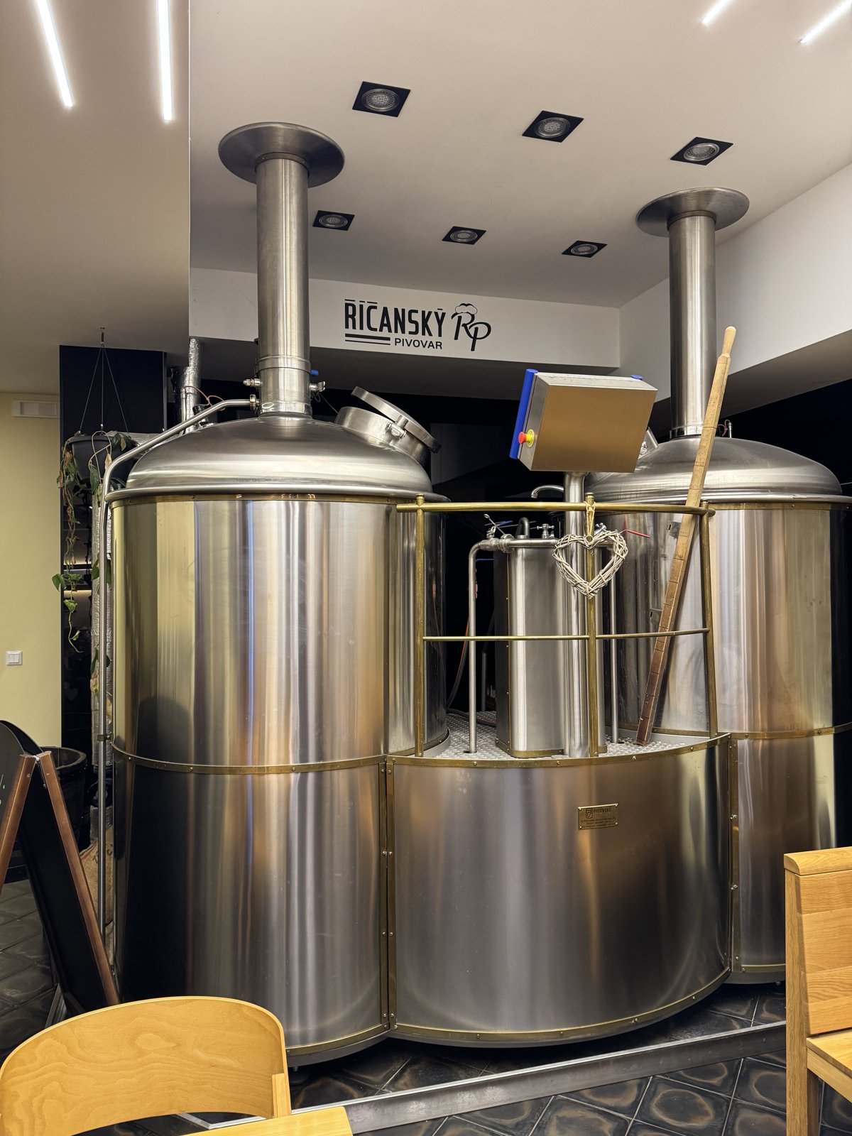 Varná technologie Říčanského pivovaru s nerezovými tanky a komíny