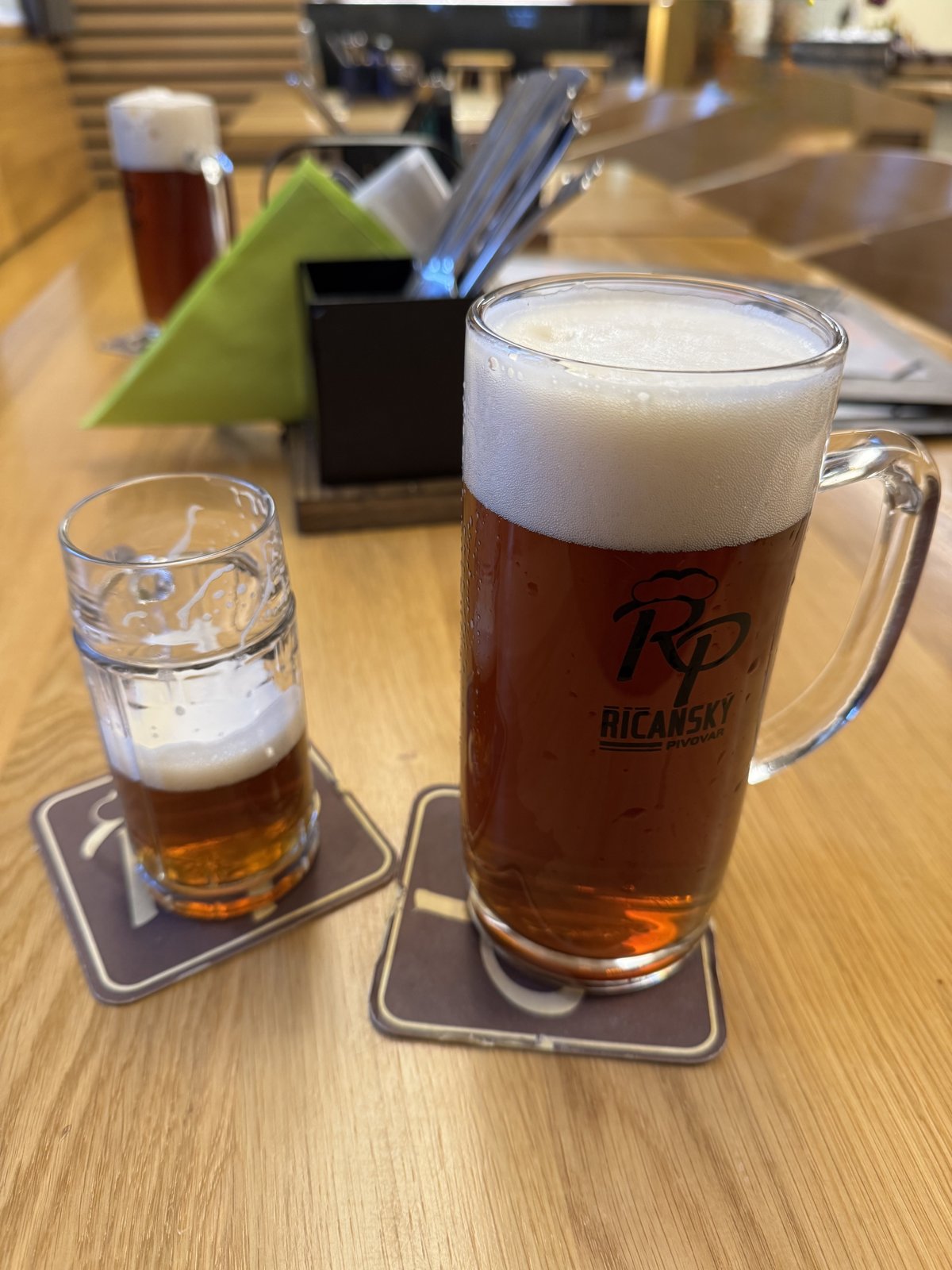 Půllitr světlé dvanáctky a malá degustační sklenice v Říčanském pivovaru