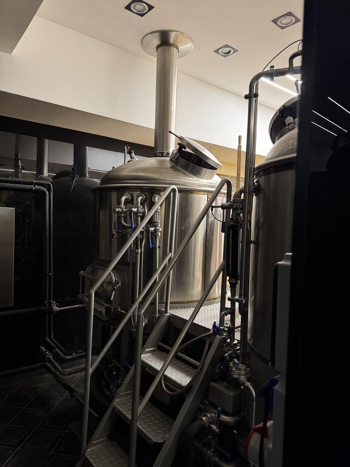 Detail nerezové varny a schodů v interiéru Říčanského pivovaru