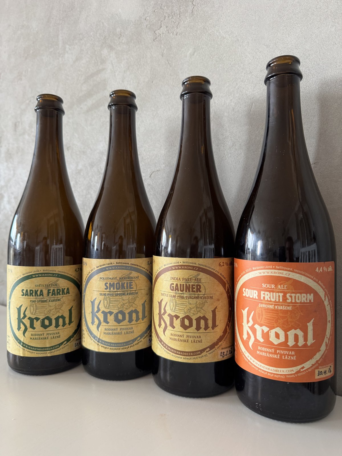 Čtyři lahve řemeslného piva z pivovaru Kronl v Mariánských Lázních – Sarka Farka, Smokie, Gauner IPA a Sour Fruit Storm
