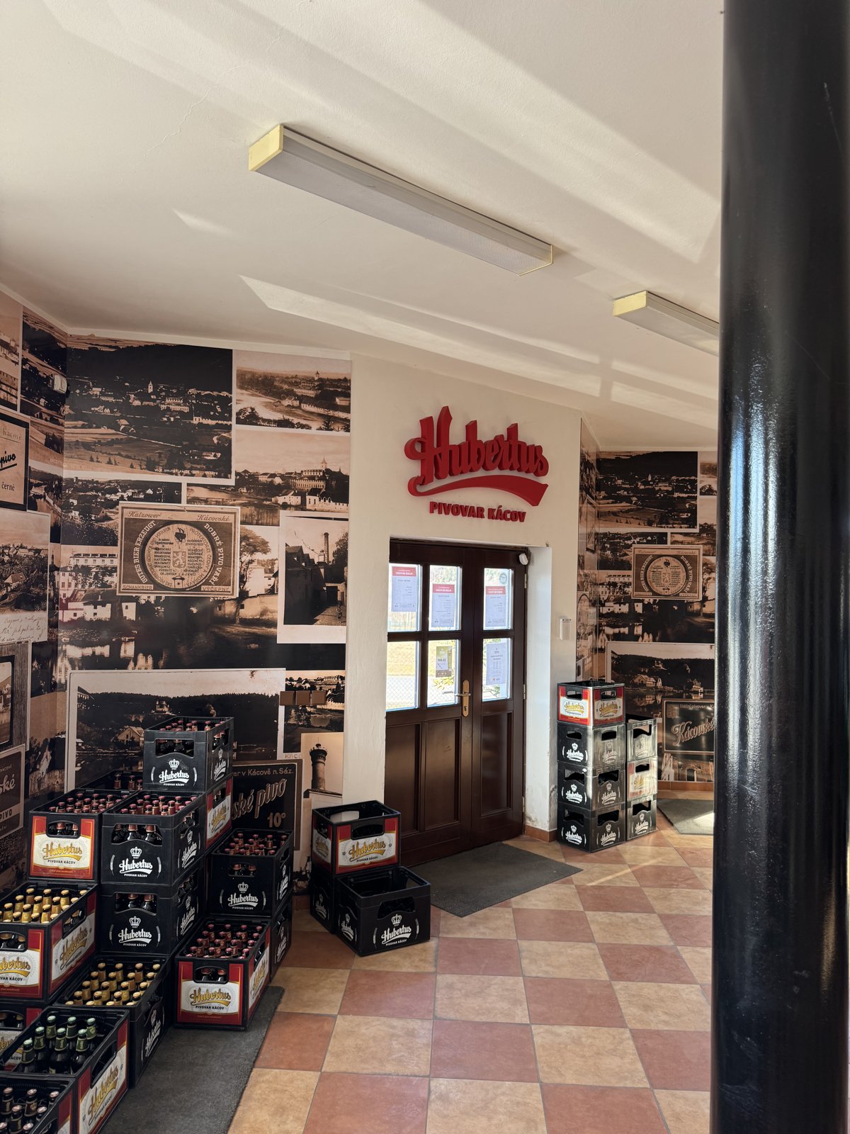 Vstup do pivovarské prodejny Pivovar Kácov s logem Hubertus