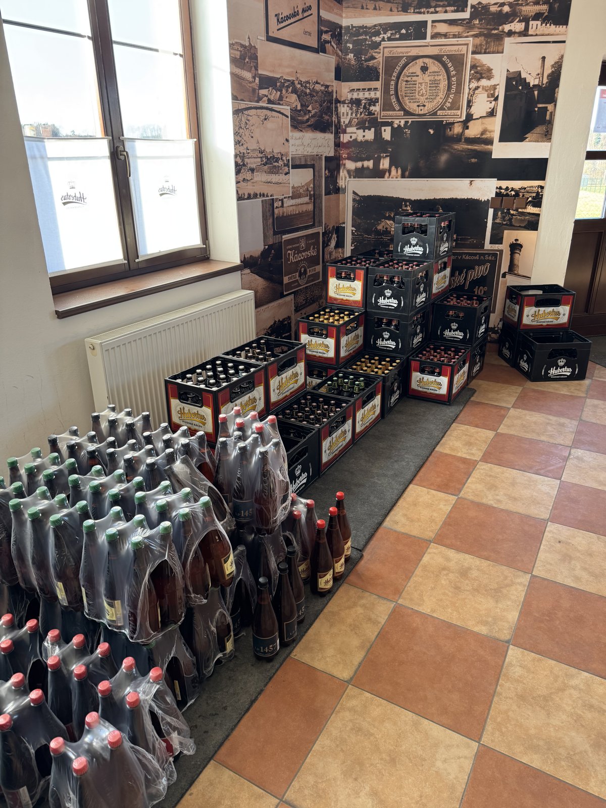 Interiér pivovarské prodejny Kácov s přepravkami piva Hubertus