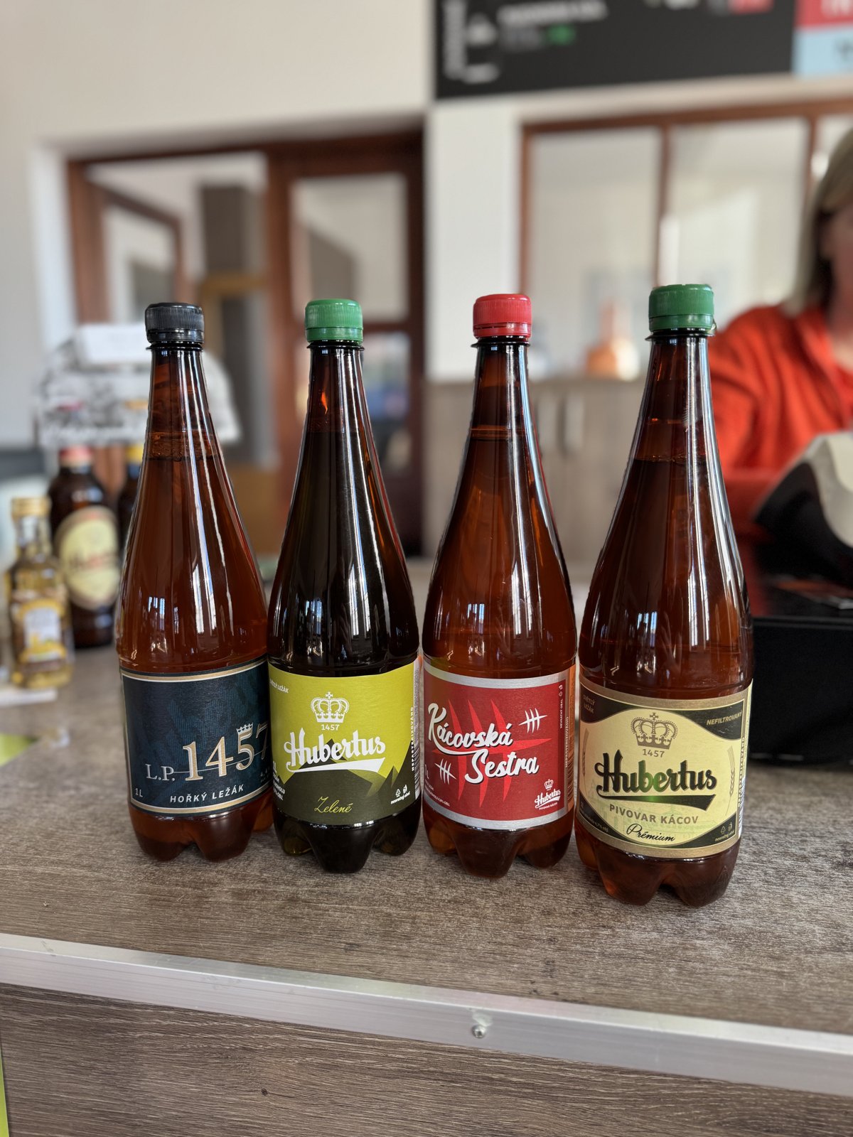 Výběr piv z pivovaru Kácov připravených k degustaci na stole