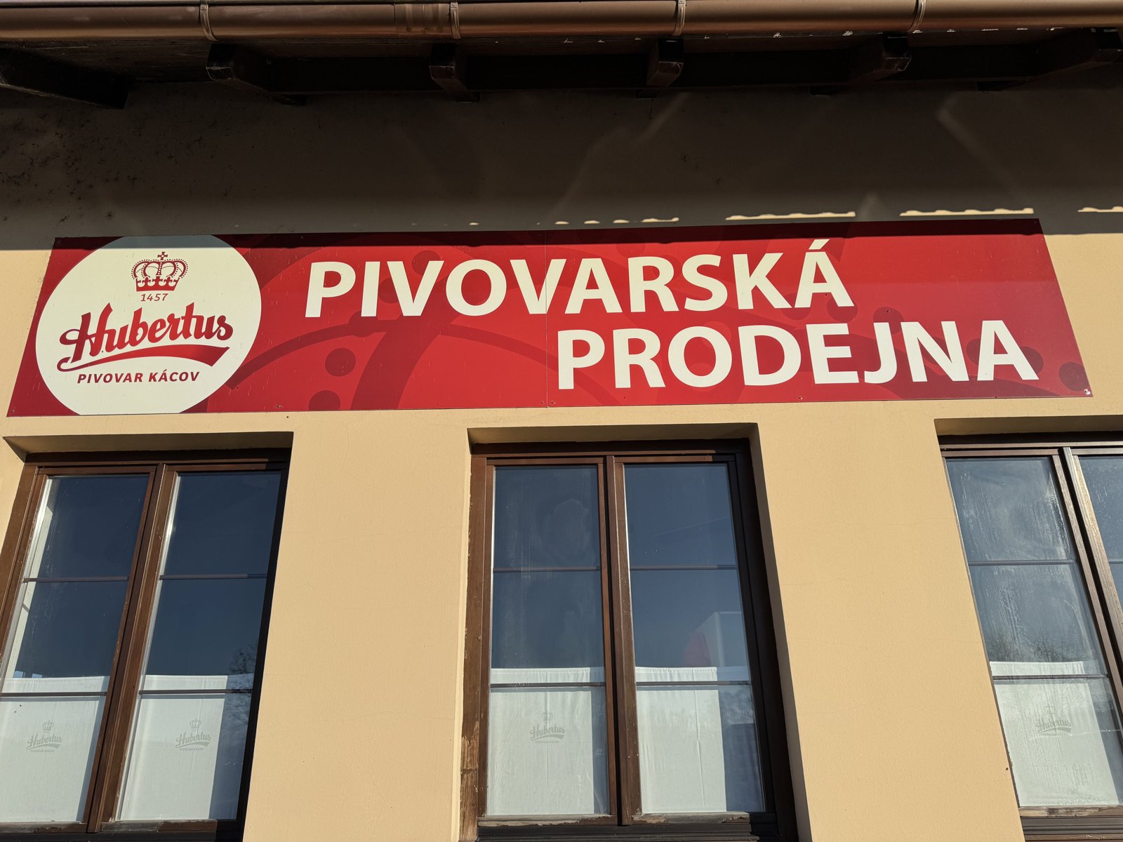 Nápis pivovarská prodejna Pivovar Kácov na budově