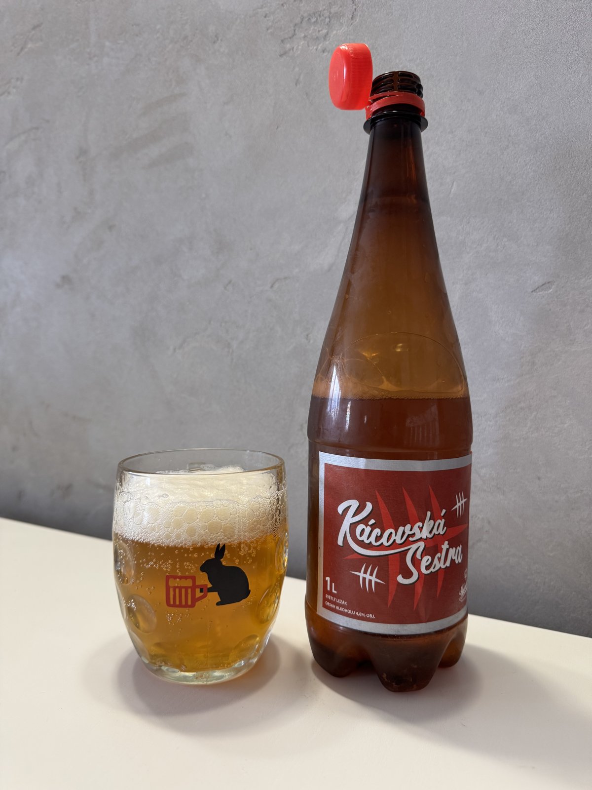 Pivo Kácovská sestra nalité ve sklenici vedle lahve