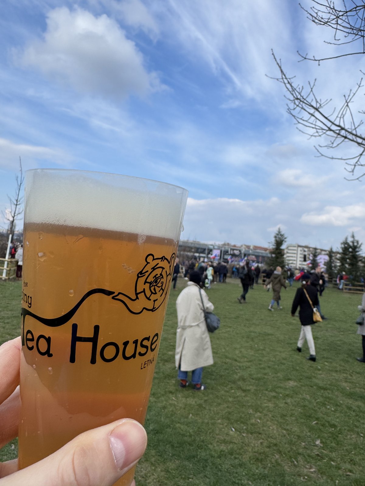 Kelímek s čepovaným pivem na demonstraci na Letné