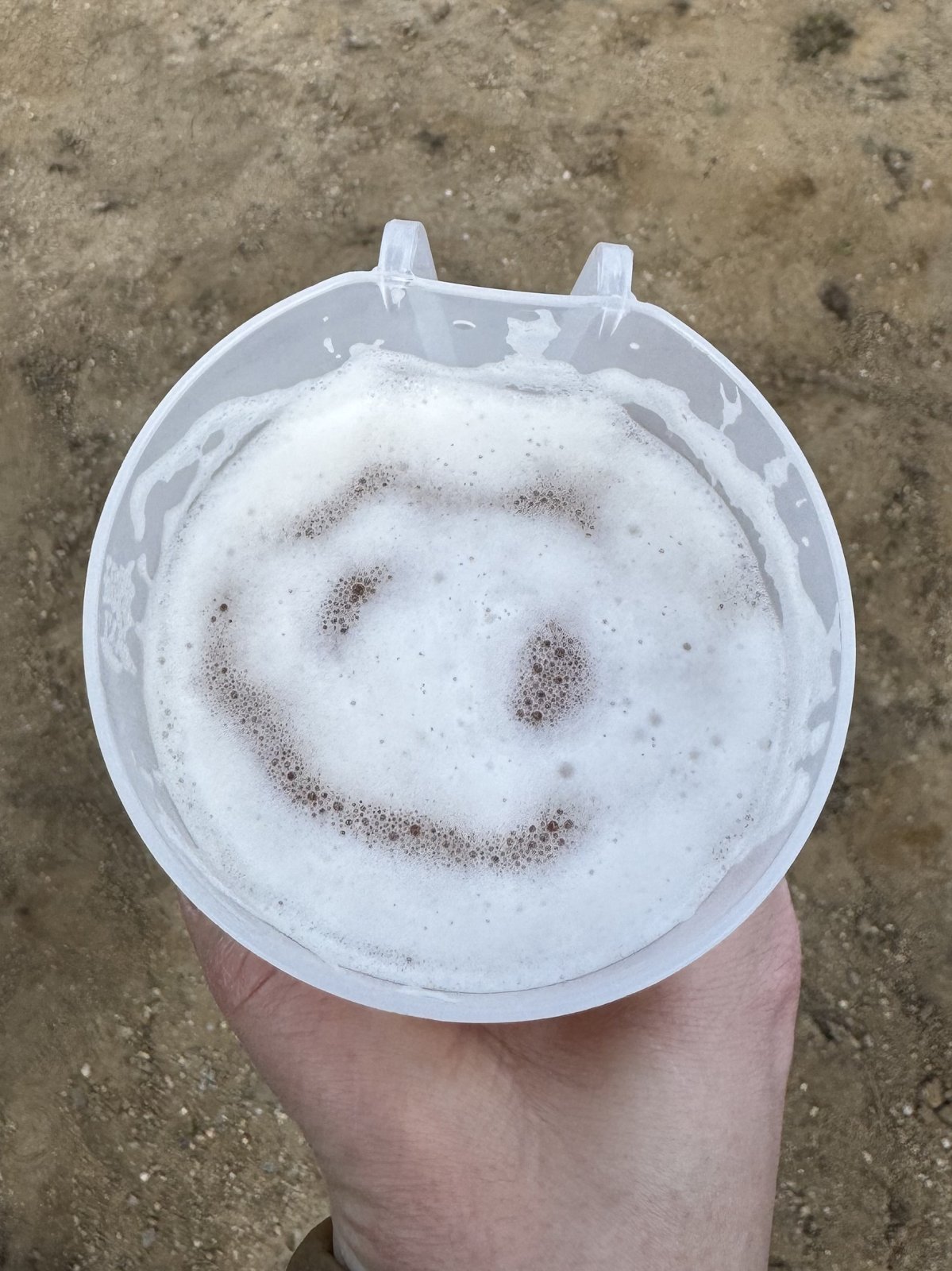 Plastový kelímek s pivní pěnou ve tvaru smajlíka