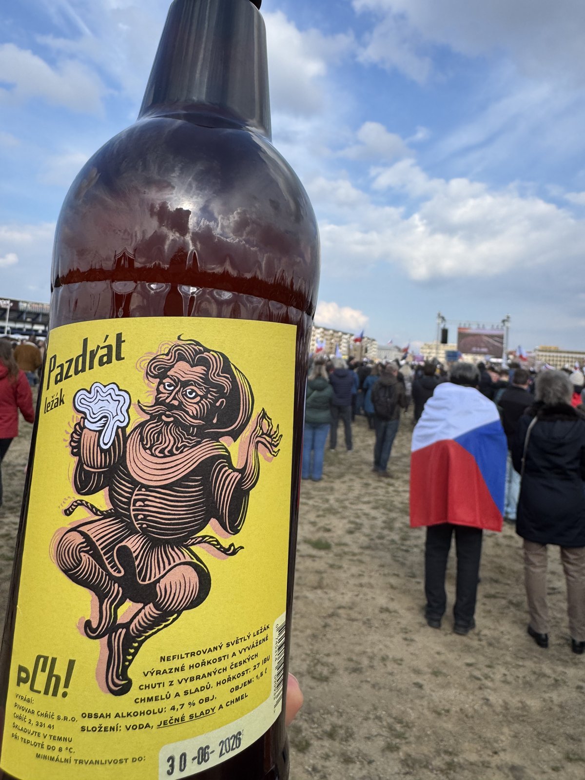 Lahev ležáku Pazdrát z Pivovaru Chříč na demonstraci