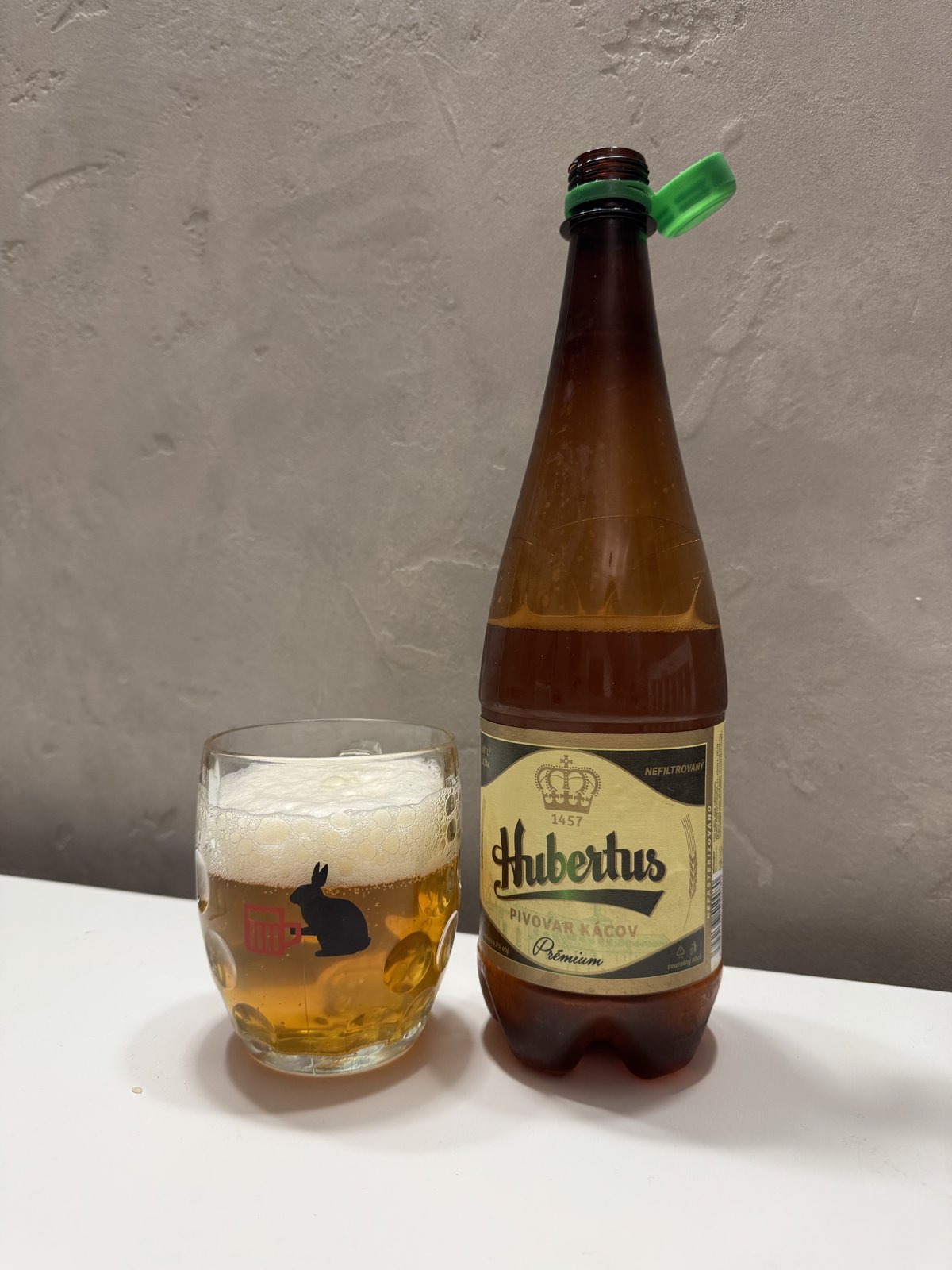 Pivo Hubertus Premium ve sklenici vedle lahve