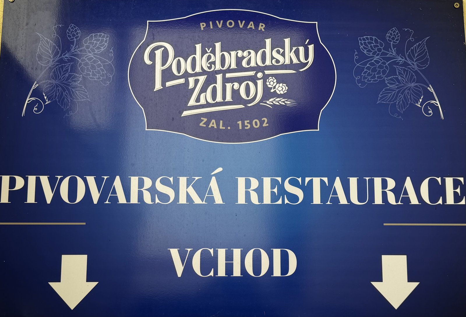 Cedule pivovaru Poděbradský zdroj s nápisem pivovarská restaurace vchod