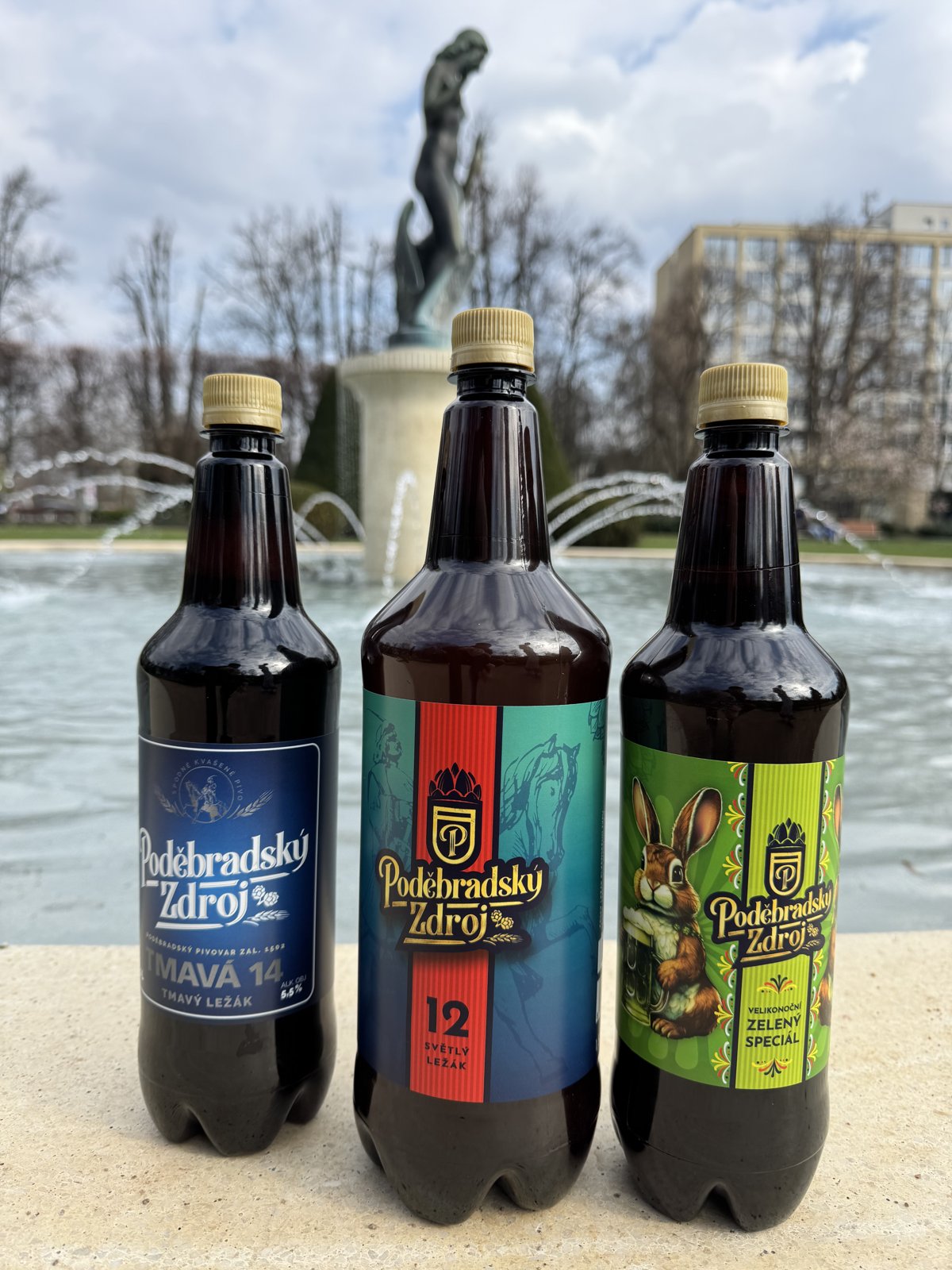 Tři lahve piva Poděbradský zdroj u fontány v Poděbradech