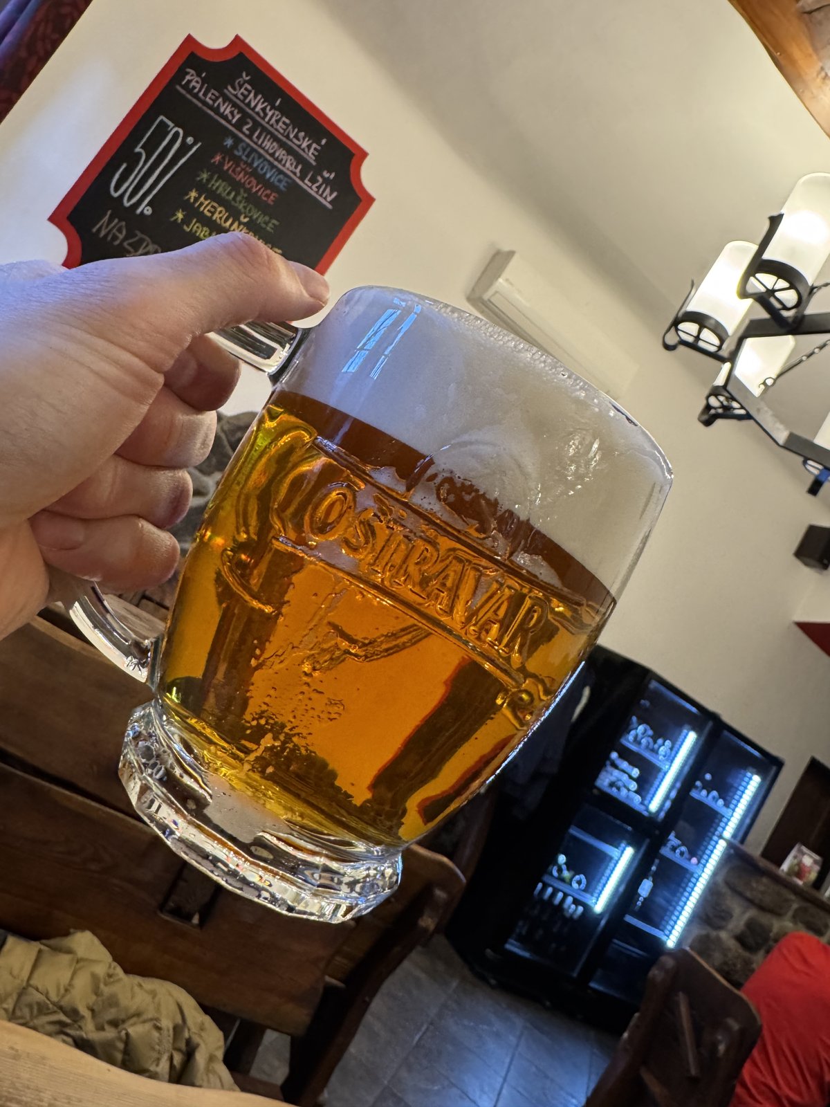 Pivo Ostravar ve sklenici v interiéru hospody