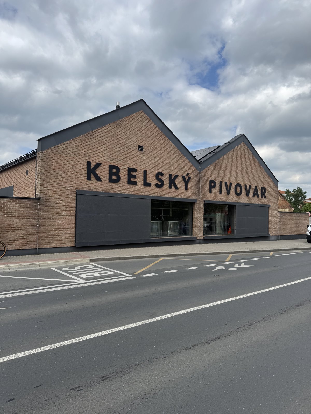Budova Kbelského pivovaru v Praze za oblačného počasí