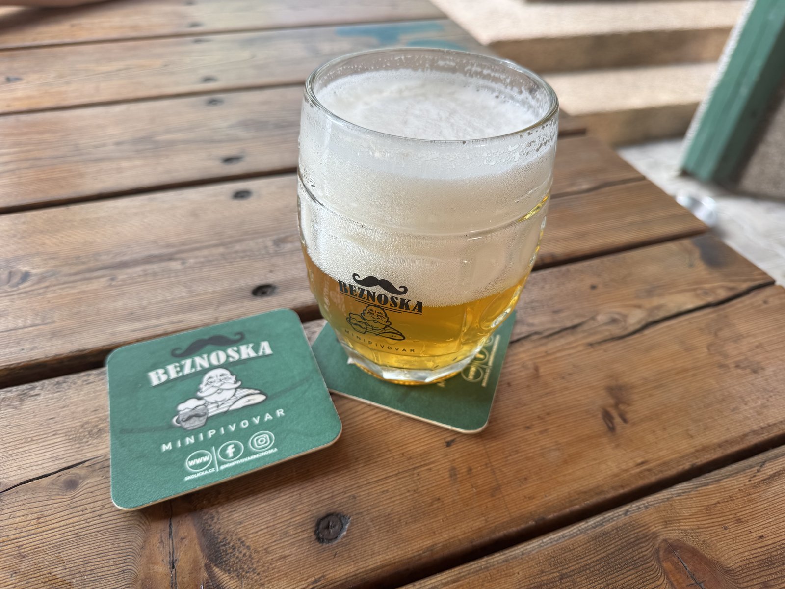 Světlé pivo Beznoska na zahrádce minipivovaru Beznoska