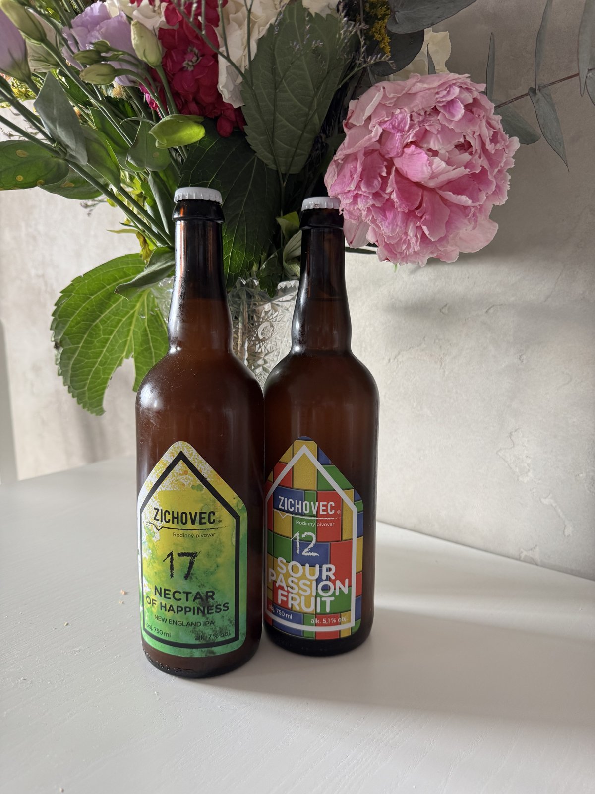 ahve Zichovec Nectar of Happiness 17 a Sour Passion Fruit 12 před kyticí květin