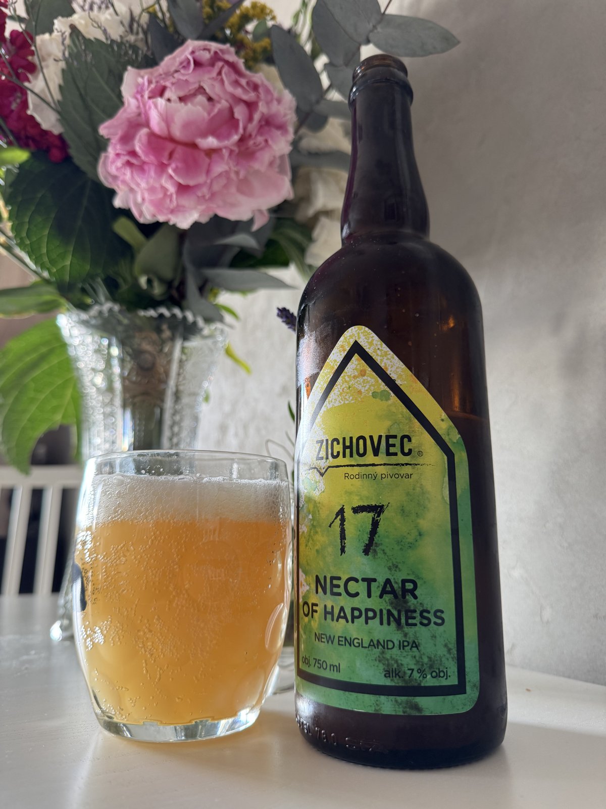 Sklenice a lahev Zichovec Nectar of Happiness 17 New England IPA