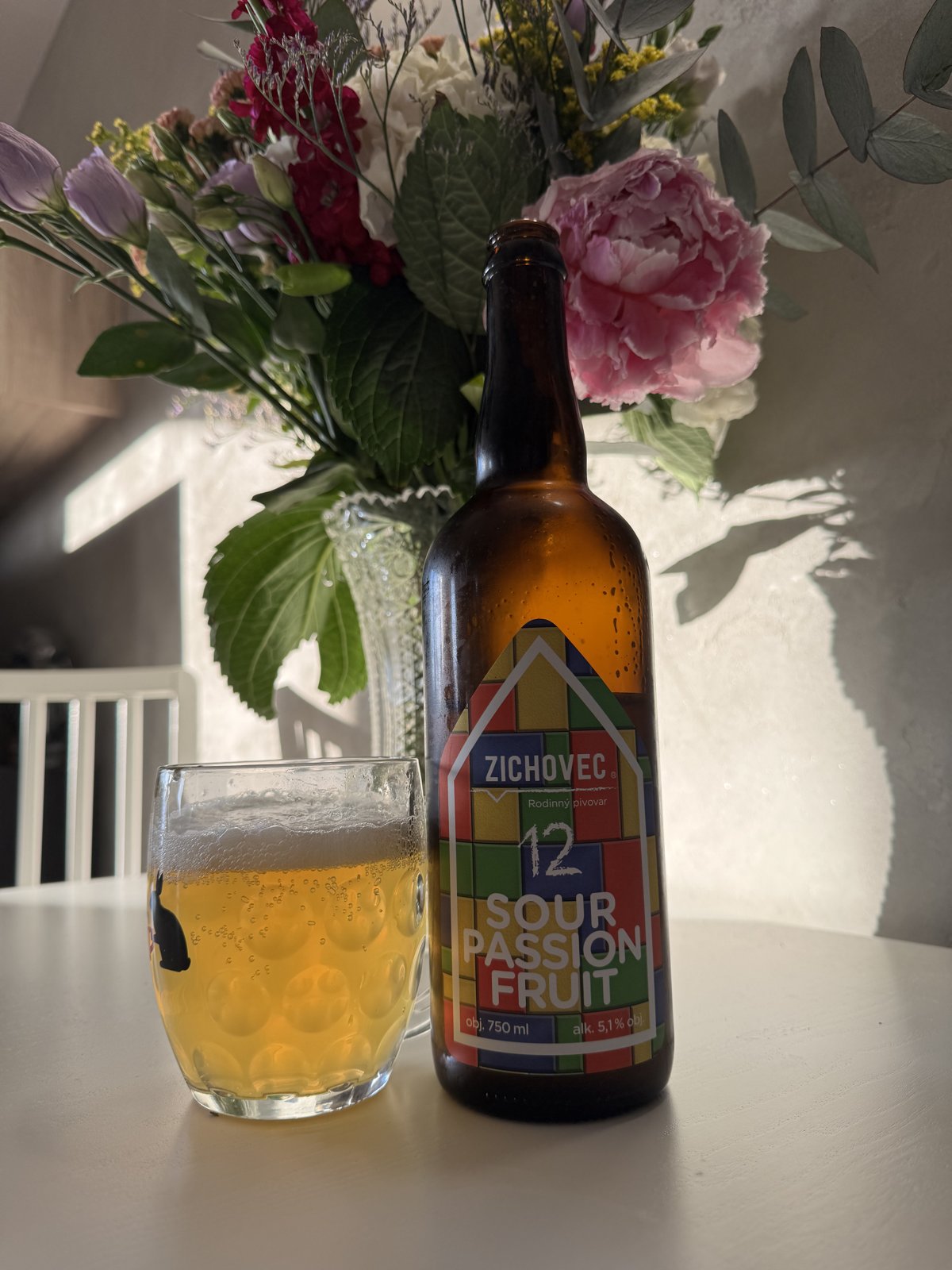 Lahev a sklenice piva Zichovec Sour Passion Fruit 12 sour ale s marakujou