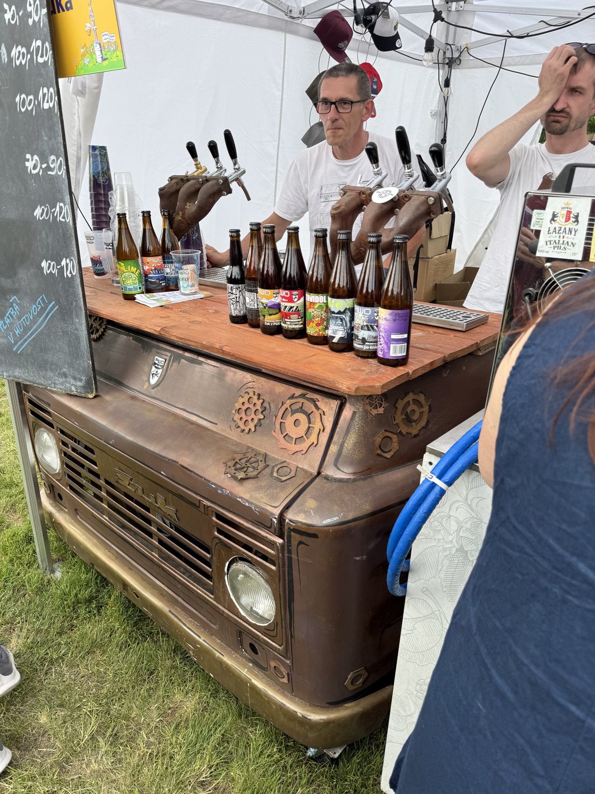 Originální výčep pivovaru Zuka postavený z čela starého nákladního vozu na pivním festivalu