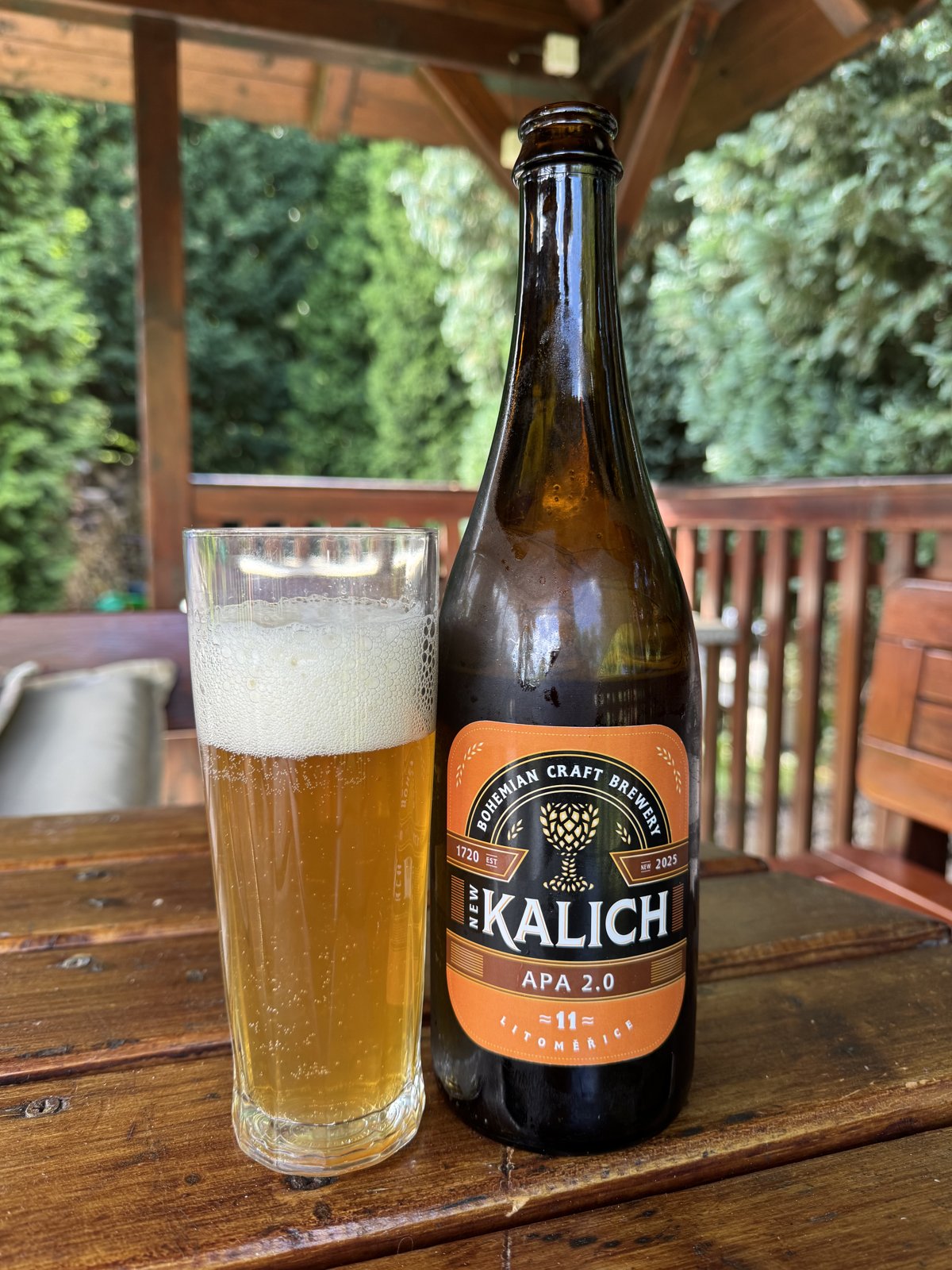 Pivo Kalich APA 2.0 nalité ve sklenici vedle lahve během degustace