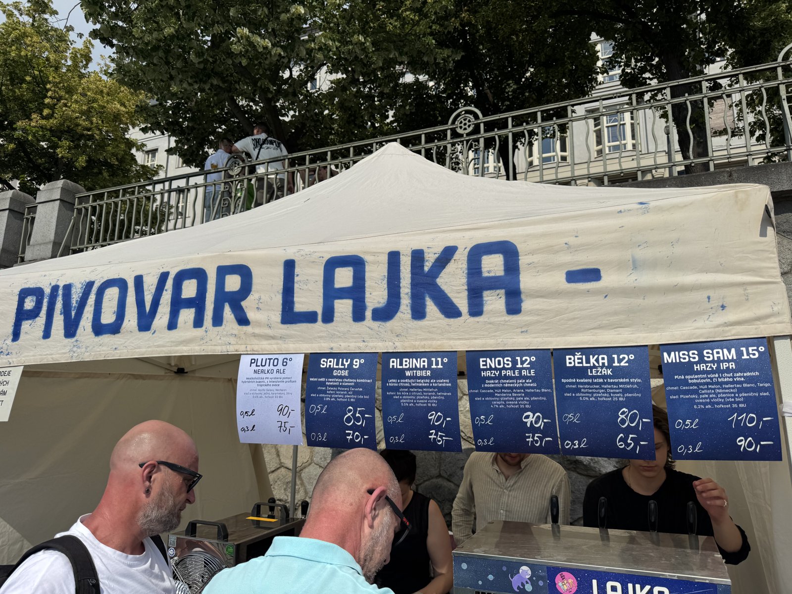 Stánek pivovaru Lajka na akci Pivo na Náplavce s nabídkou řemeslných piv