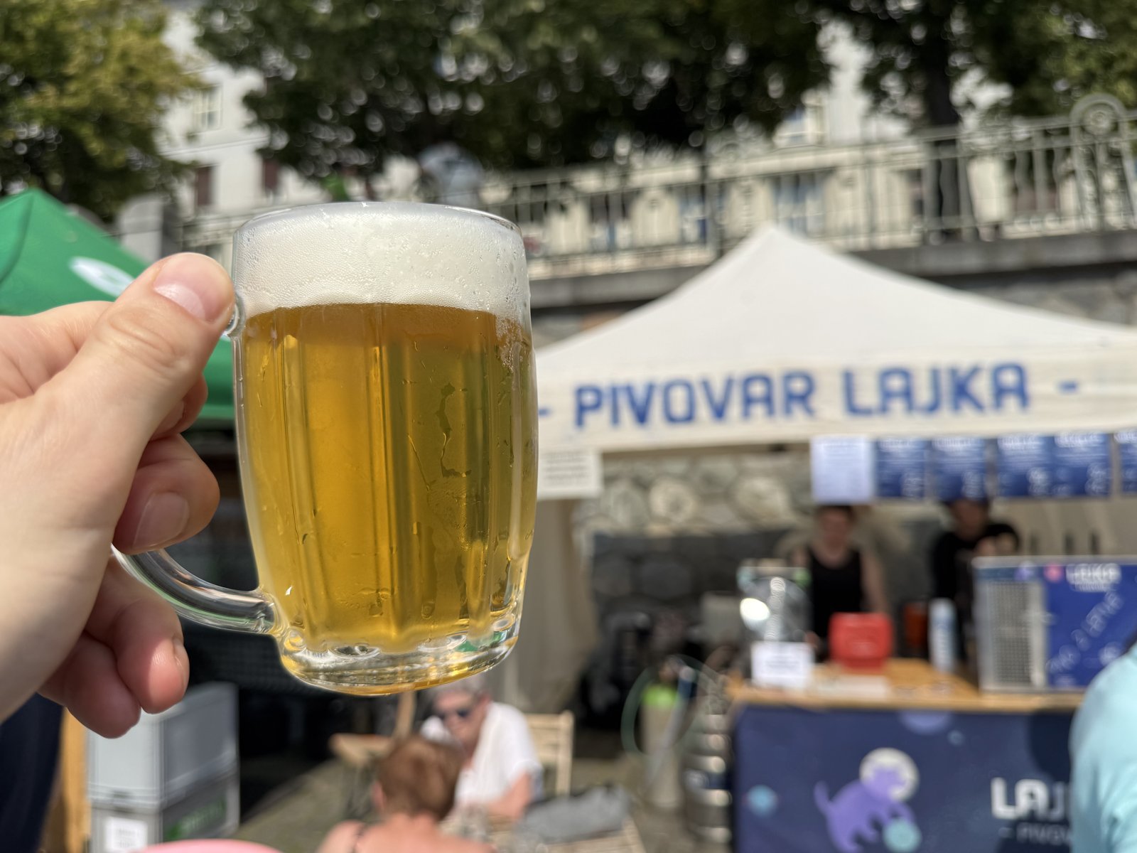 Degustační vzorek piva Bělka 12 před stánkem pivovaru Lajka na Náplavce
