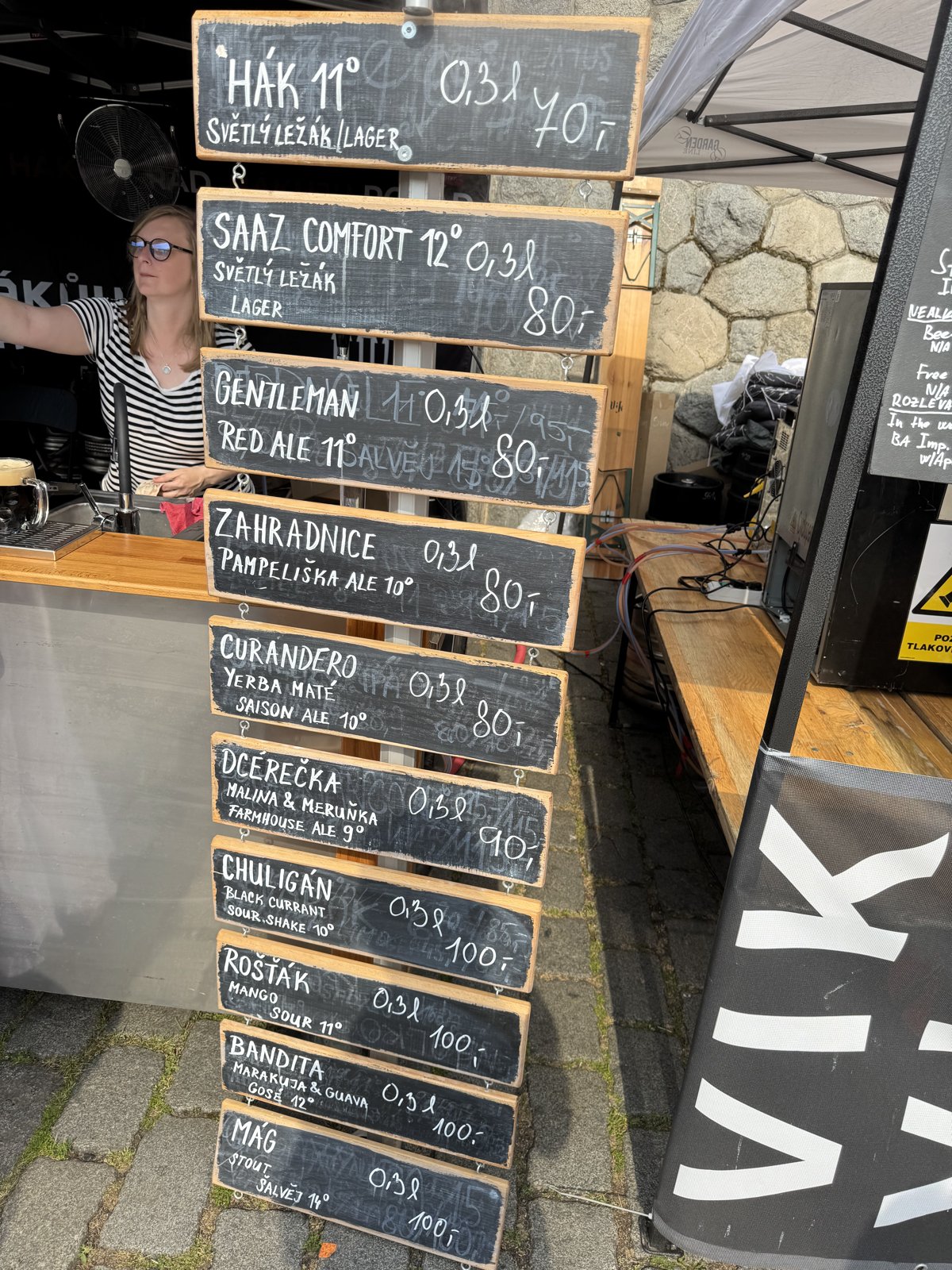 Nabídka piv Hákova parního pivovaru na festivalu Pivo na Náplavce.