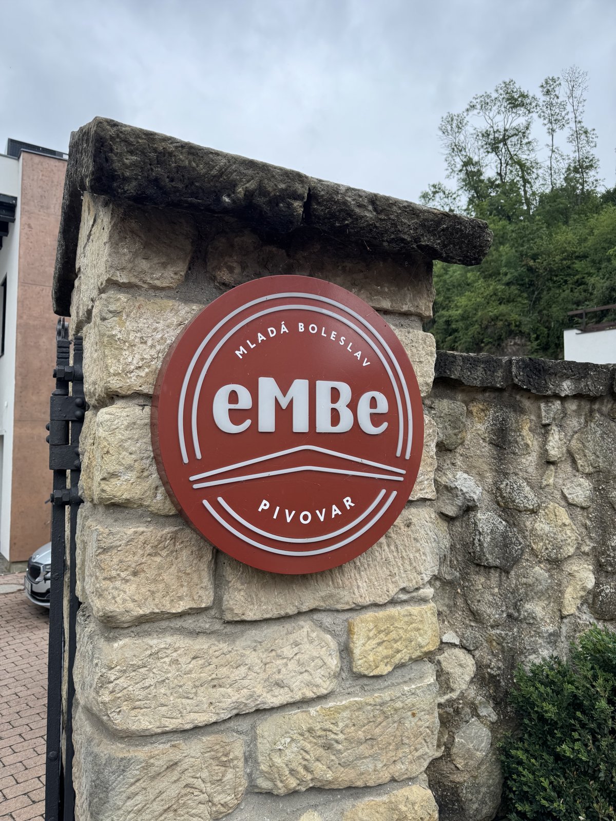 Vstup do pivovaru eMBe v Mladé Boleslavi s logem pivovaru