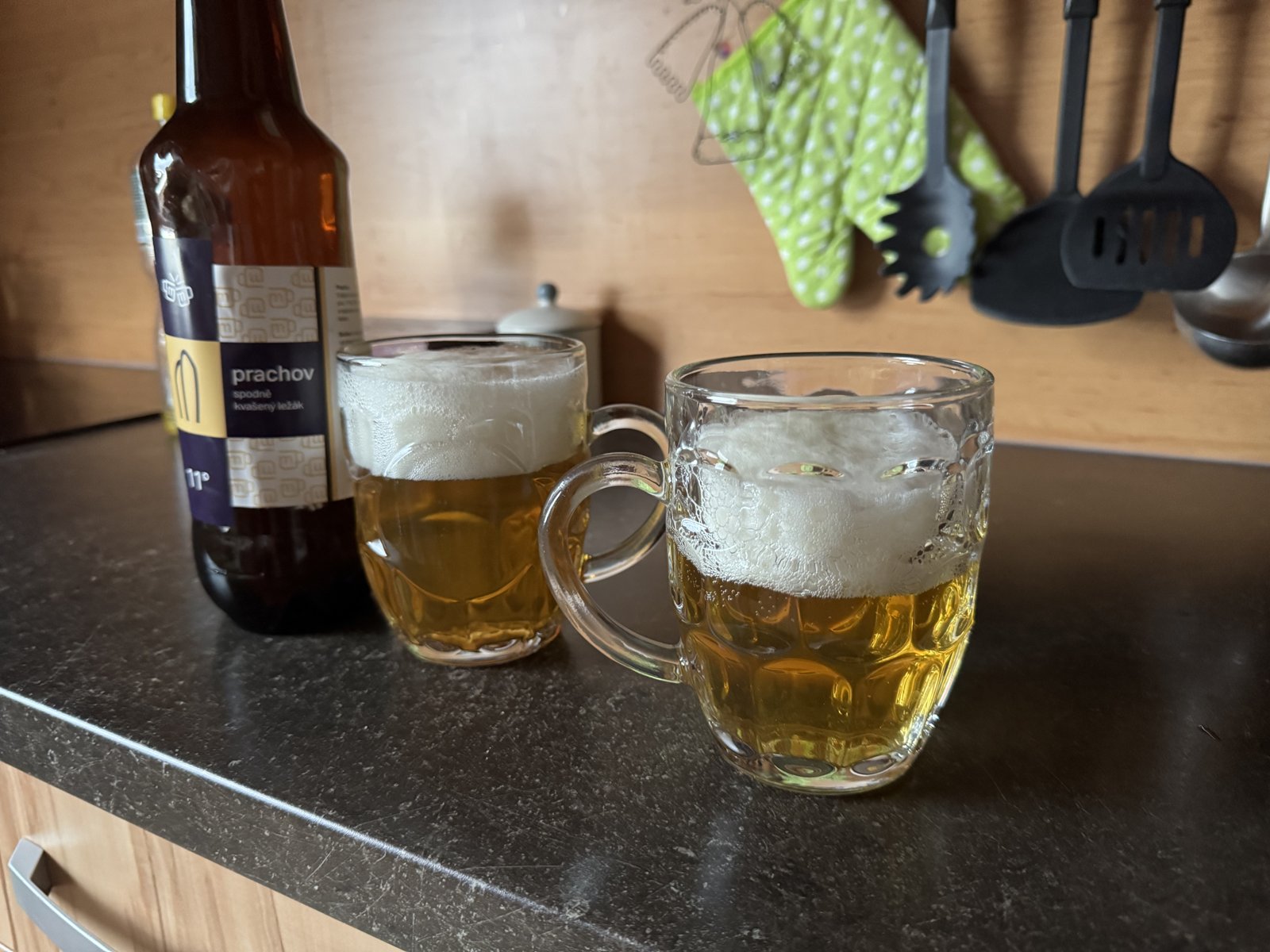 Nalité pivo Prachov 11° z Minipivovaru Jičín ve sklenicích vedle lahve.