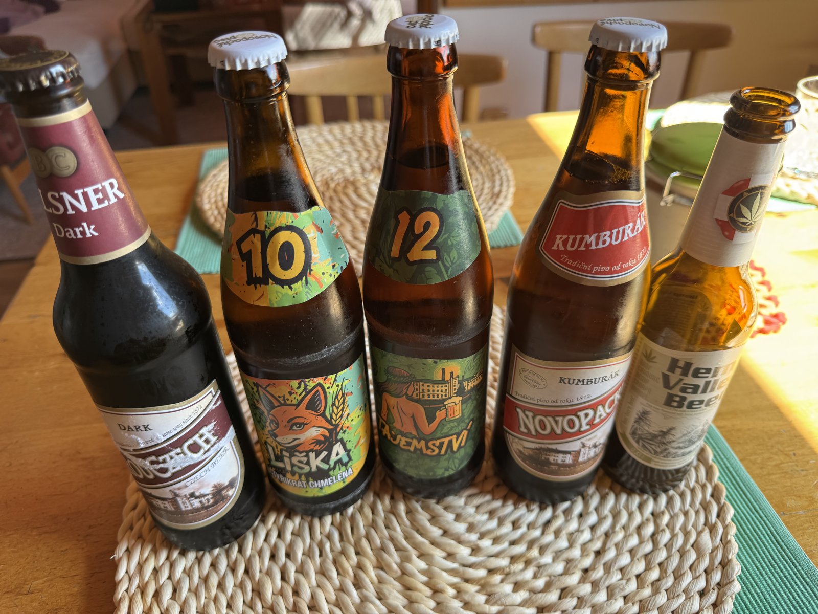Výběr piv z Pivovaru Nová Paka včetně Lišky, Tajemství, Kumburáku, tmavého piva a Hemp Valley Beer.