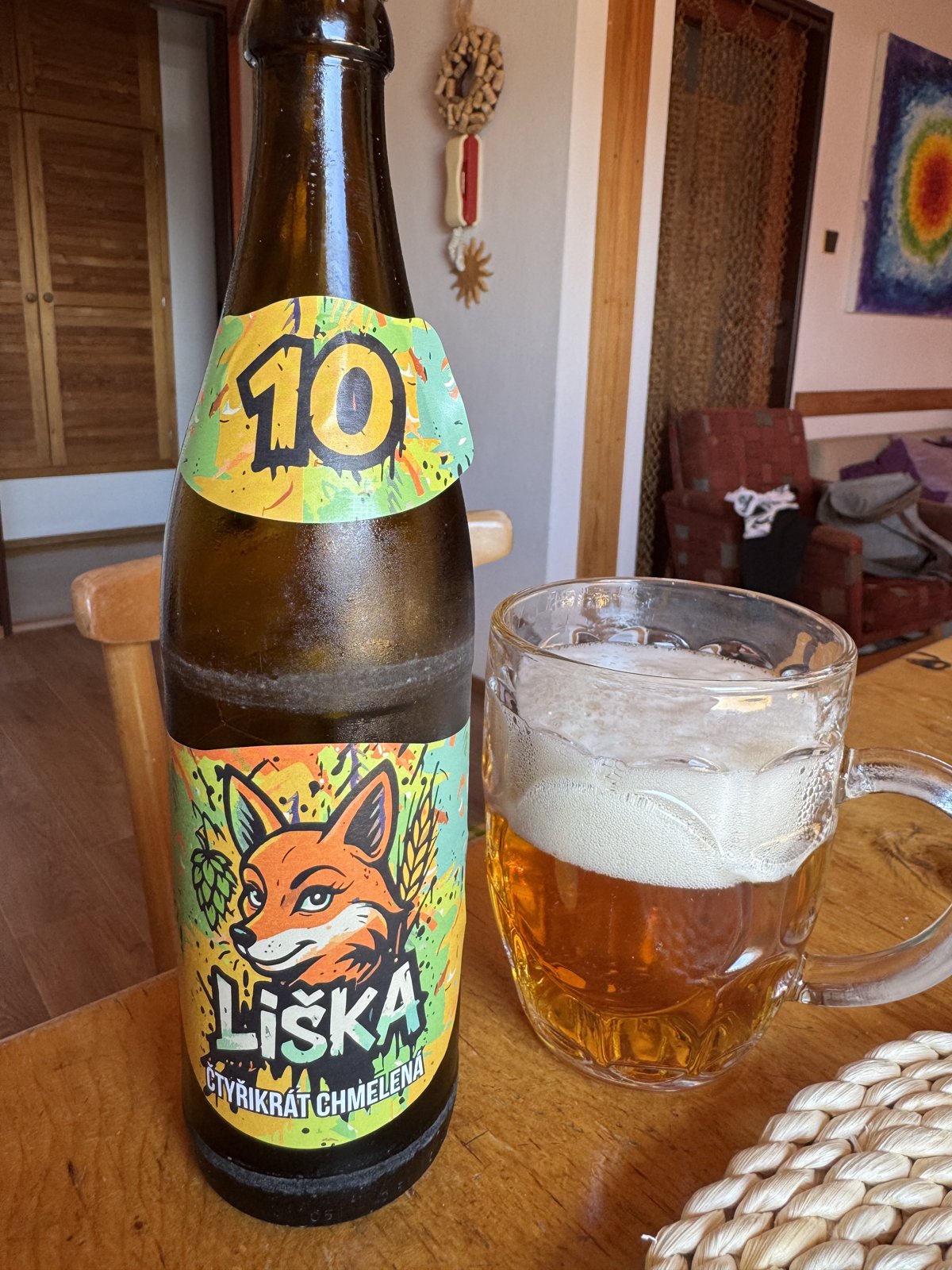 Pivo Liška 10° čtyřikrát chmelená ve sklenici připravené k degustaci.