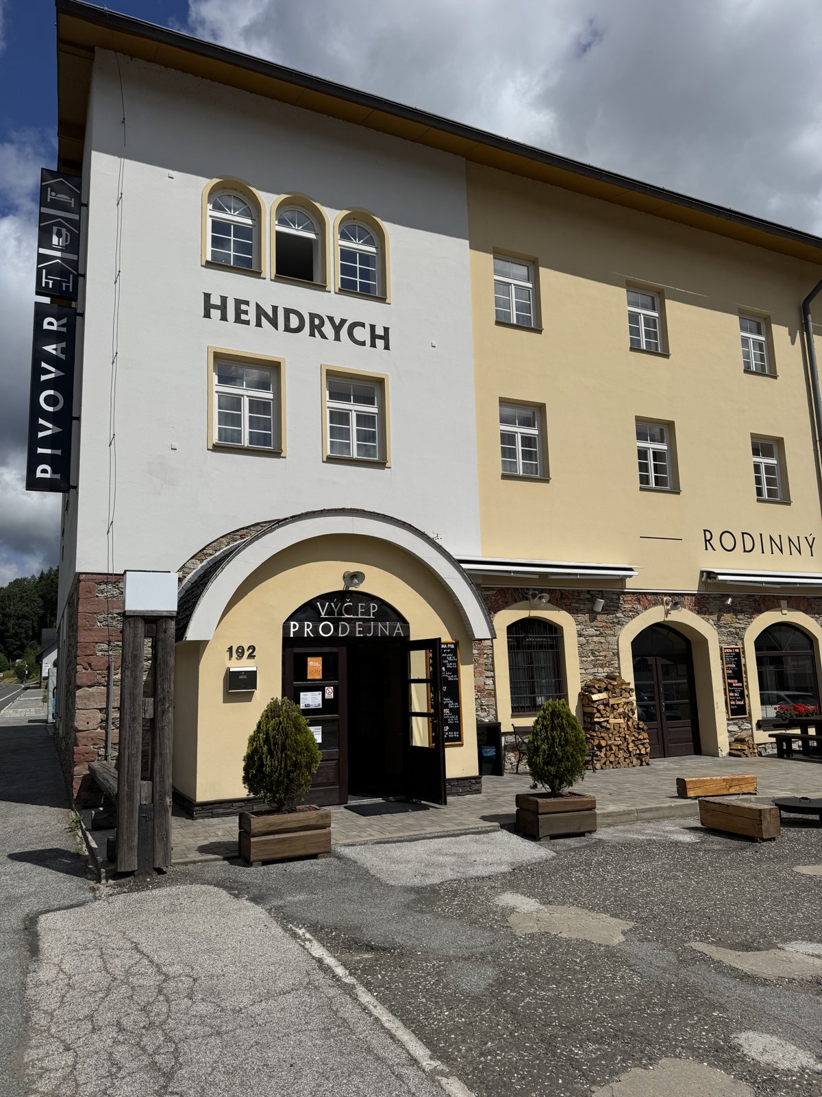 Budova Pivovaru Hendrych ve Vrchlabí s prodejnou a výčepem
