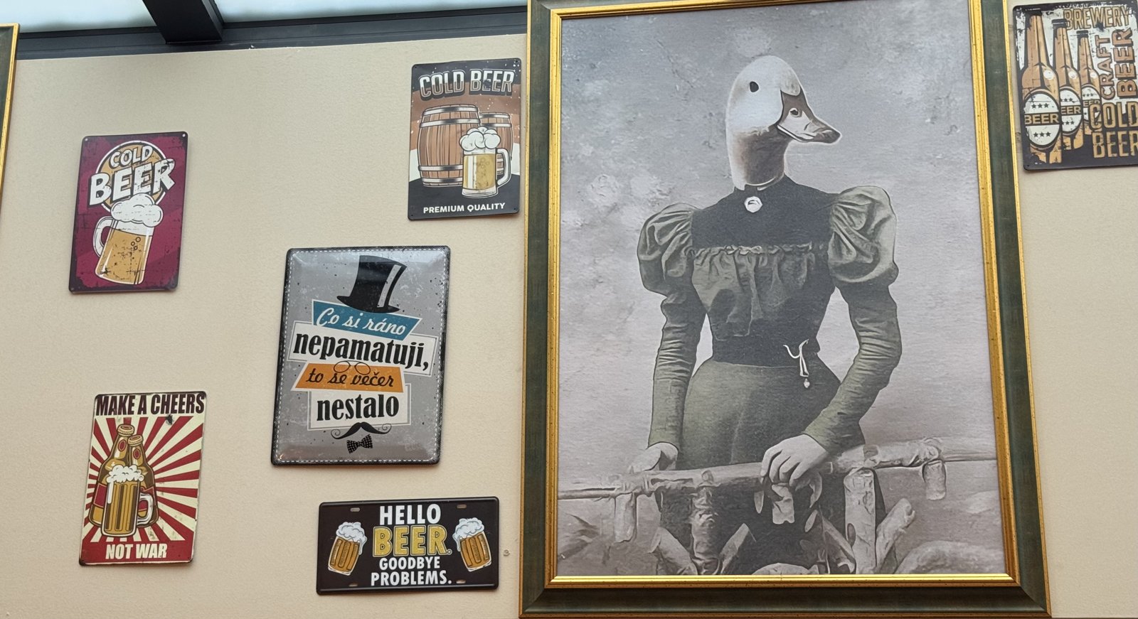 Výzdoba interiéru Bohemia Goose Brewery s obrazem husy a pivními cedulemi